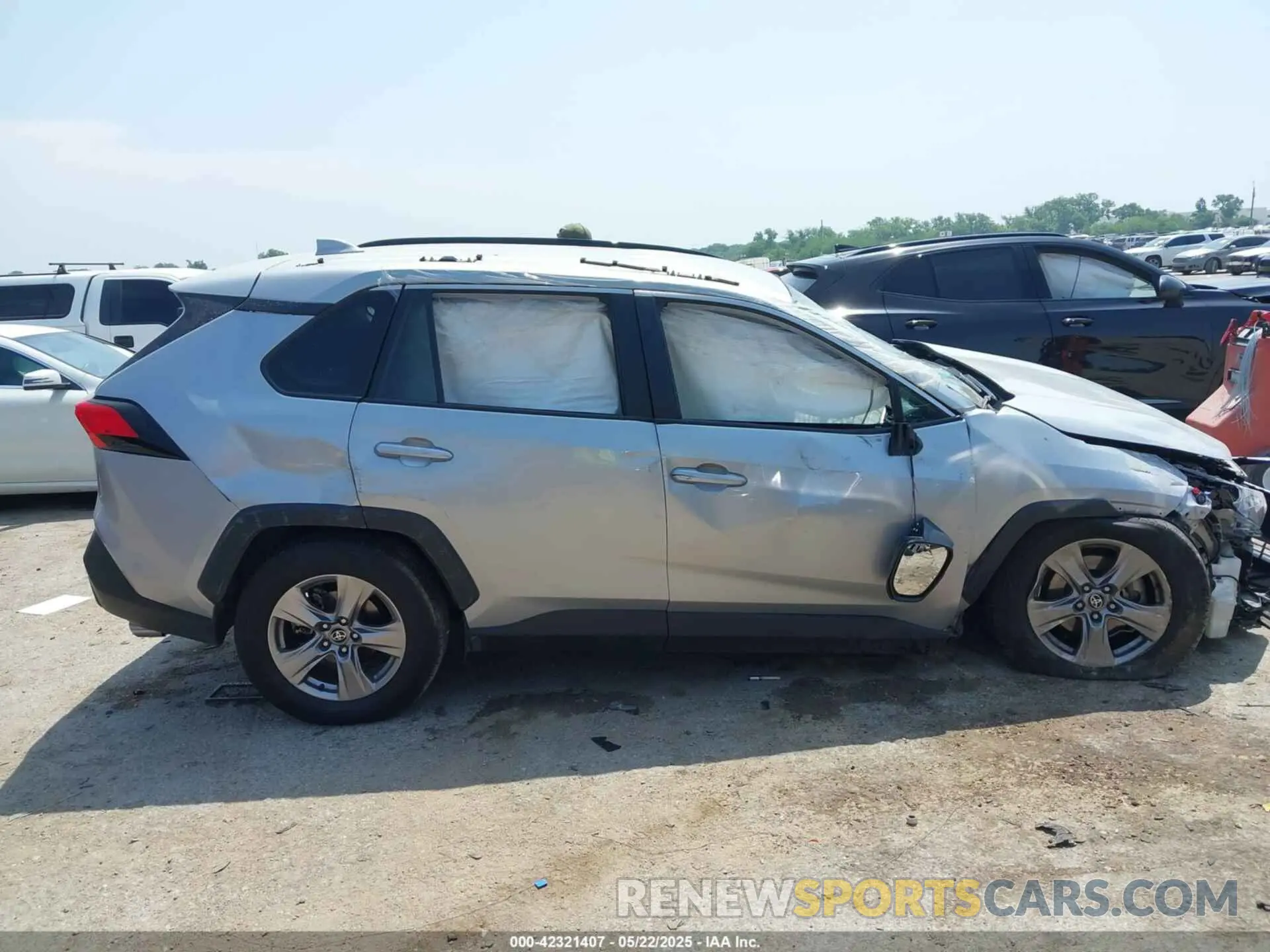 13 Photograph of a damaged car 2T3P1RFV5NW260495 TOYOTA RAV4 2022