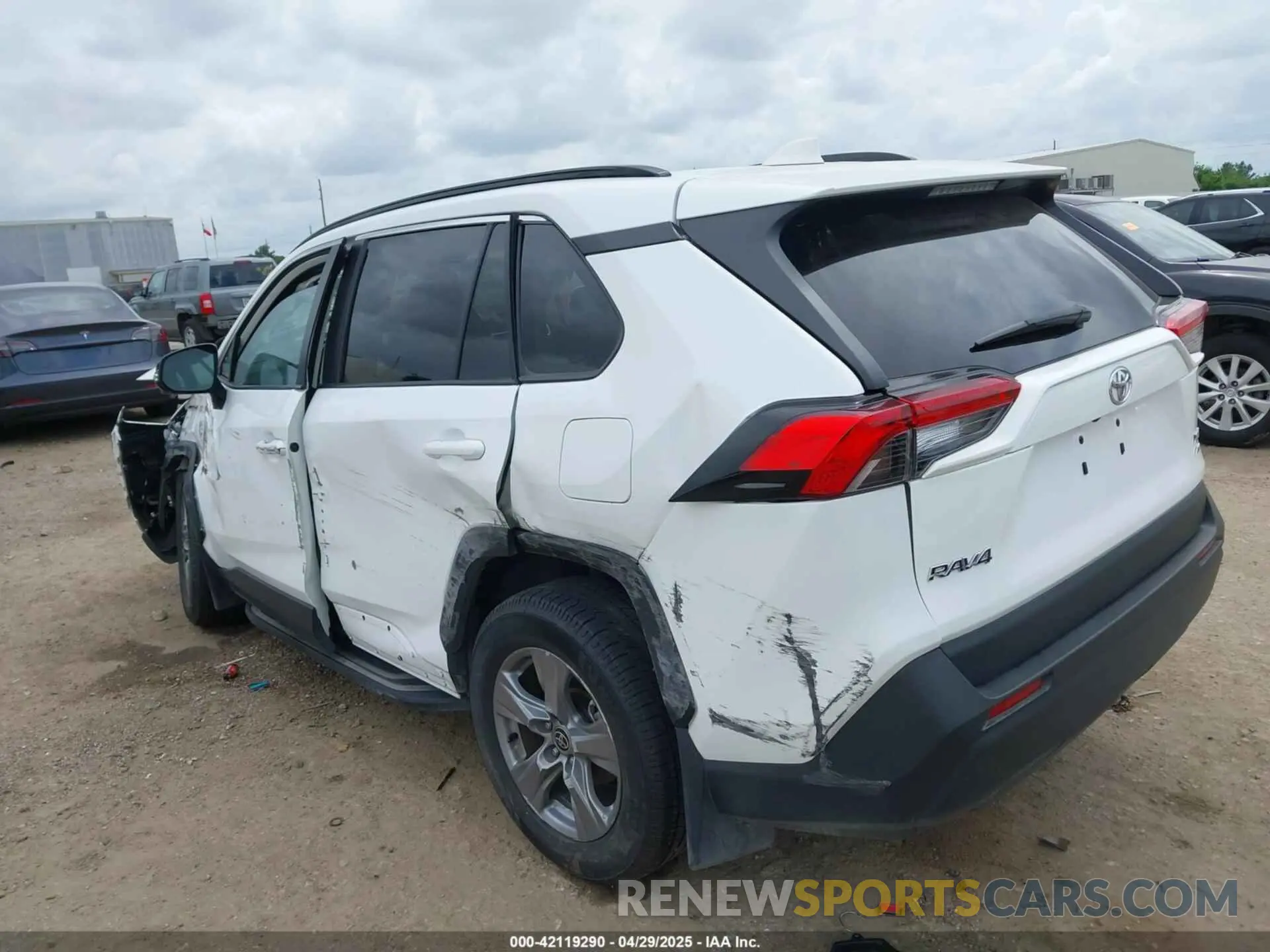 3 Photograph of a damaged car 2T3P1RFV6NC268137 TOYOTA RAV4 2022