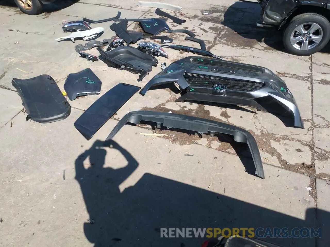13 Photograph of a damaged car 2T3P1RFV6NC280031 TOYOTA RAV4 2022