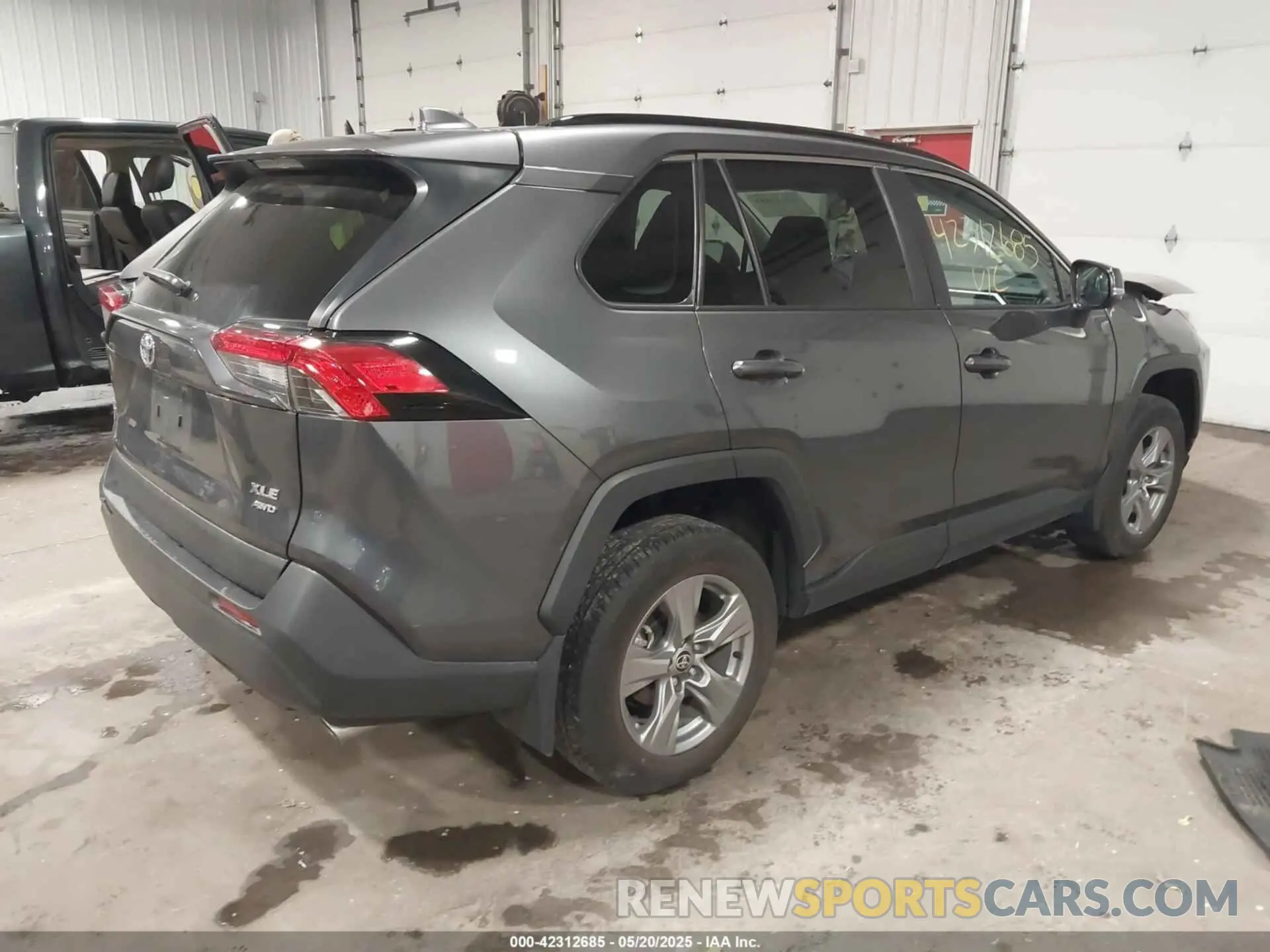 4 Photograph of a damaged car 2T3P1RFV7NC262749 TOYOTA RAV4 2022