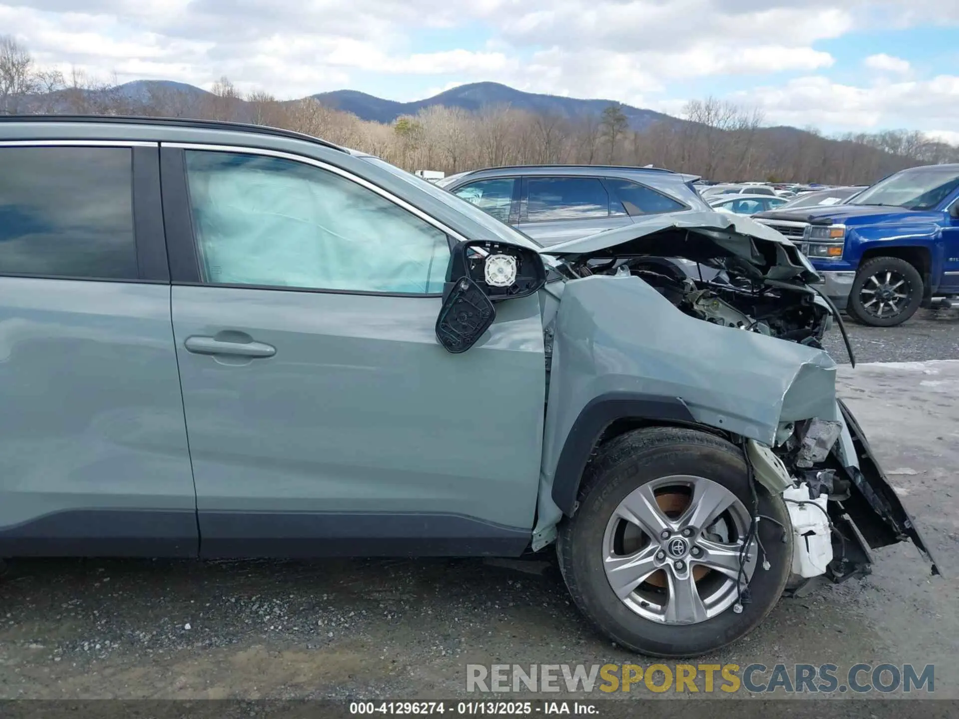 17 Photograph of a damaged car 2T3P1RFV8NW272995 TOYOTA RAV4 2022