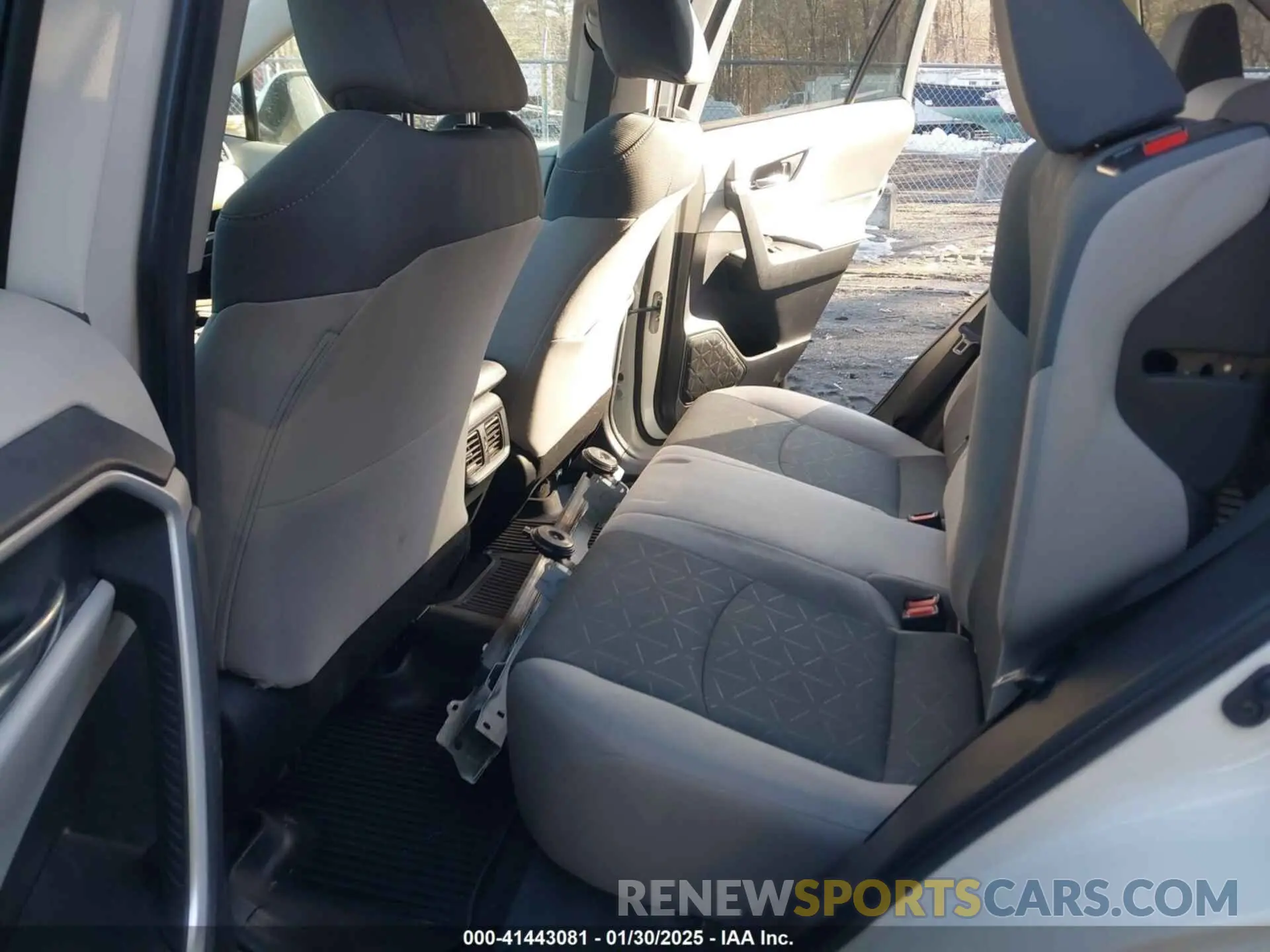 8 Photograph of a damaged car 2T3P1RFVXNC259523 TOYOTA RAV4 2022