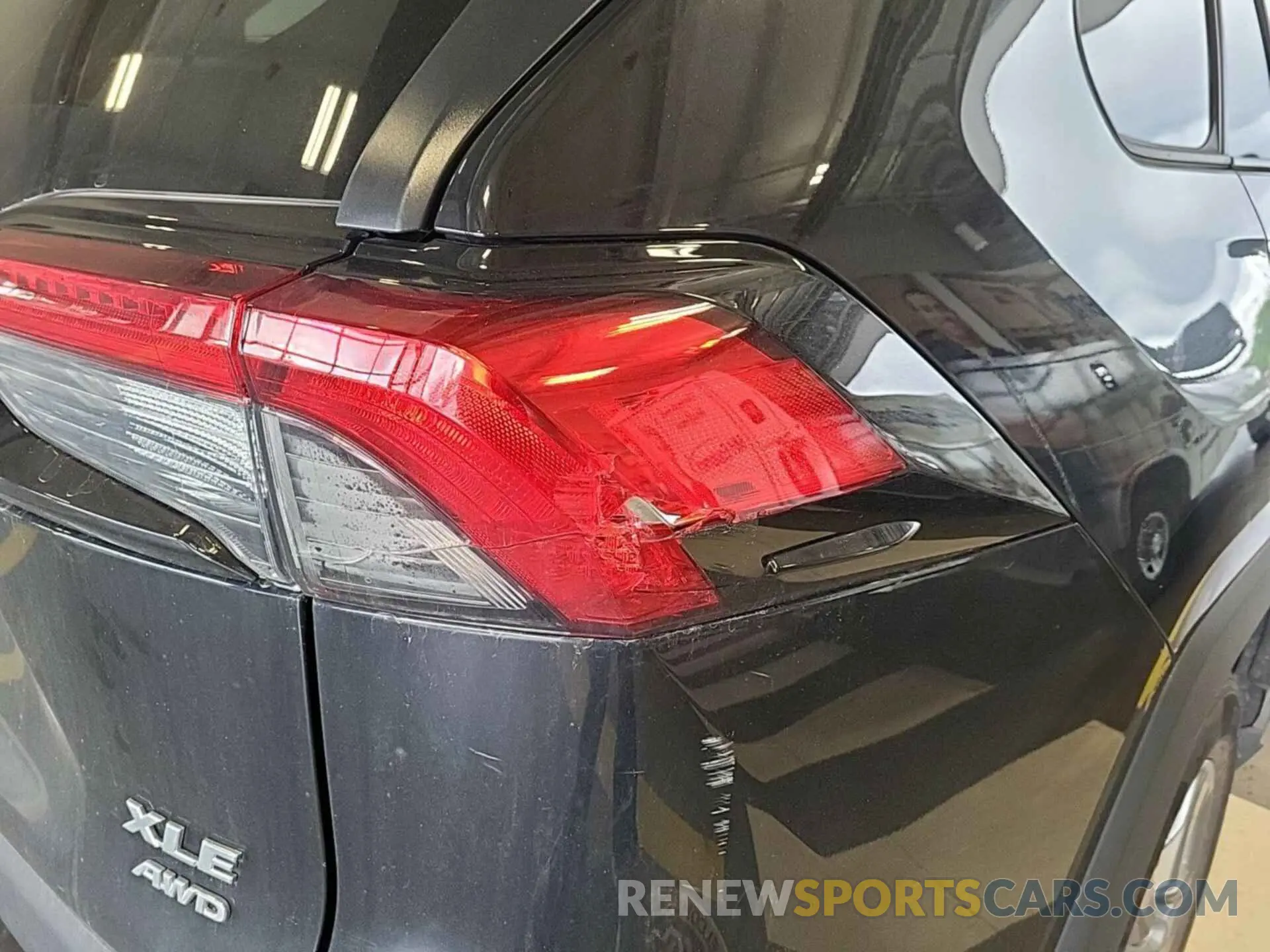 8 Photograph of a damaged car 2T3P1RFVXNC282560 TOYOTA RAV4 2022