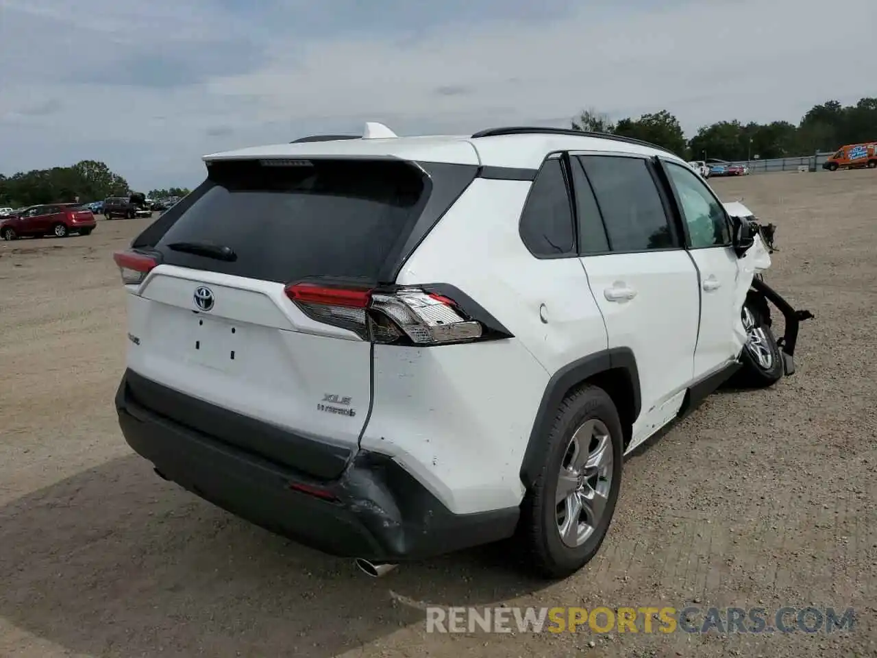 4 Photograph of a damaged car 2T3RWRFV0NW133406 TOYOTA RAV4 2022