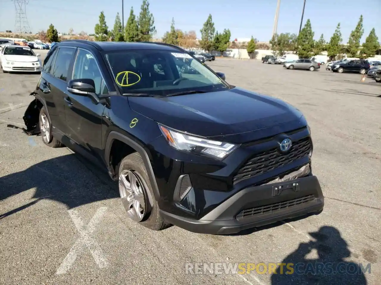 1 Photograph of a damaged car 2T3RWRFV1NW136735 TOYOTA RAV4 2022