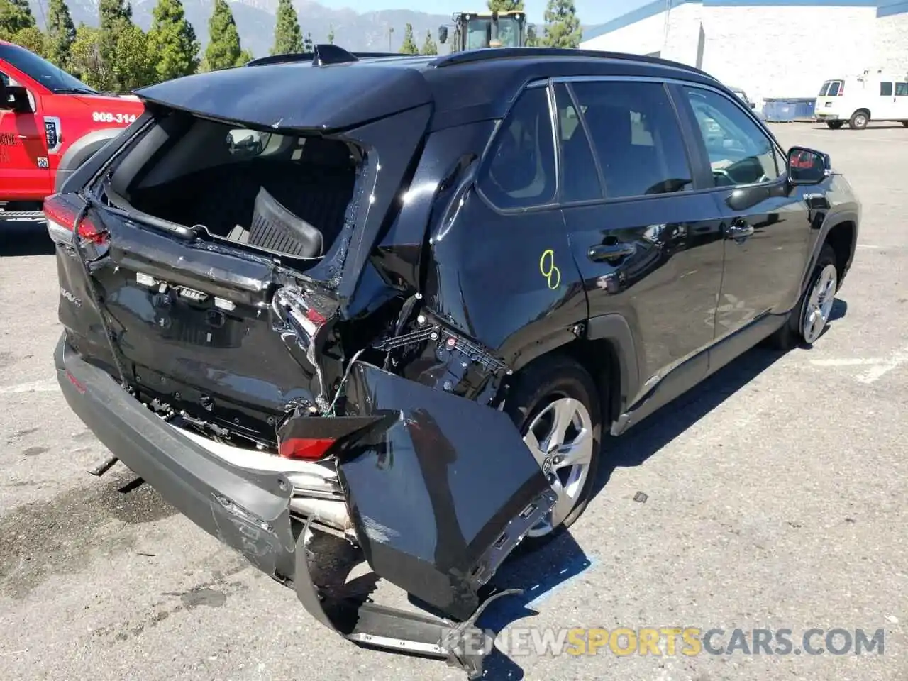 4 Photograph of a damaged car 2T3RWRFV1NW136735 TOYOTA RAV4 2022