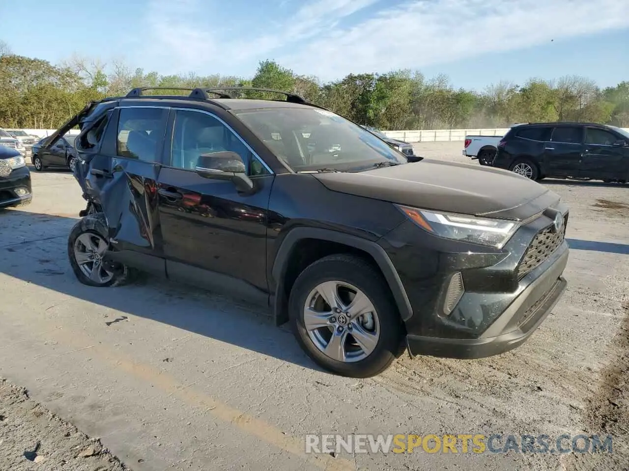 4 Photograph of a damaged car 2T3RWRFV8NW133816 TOYOTA RAV4 2022