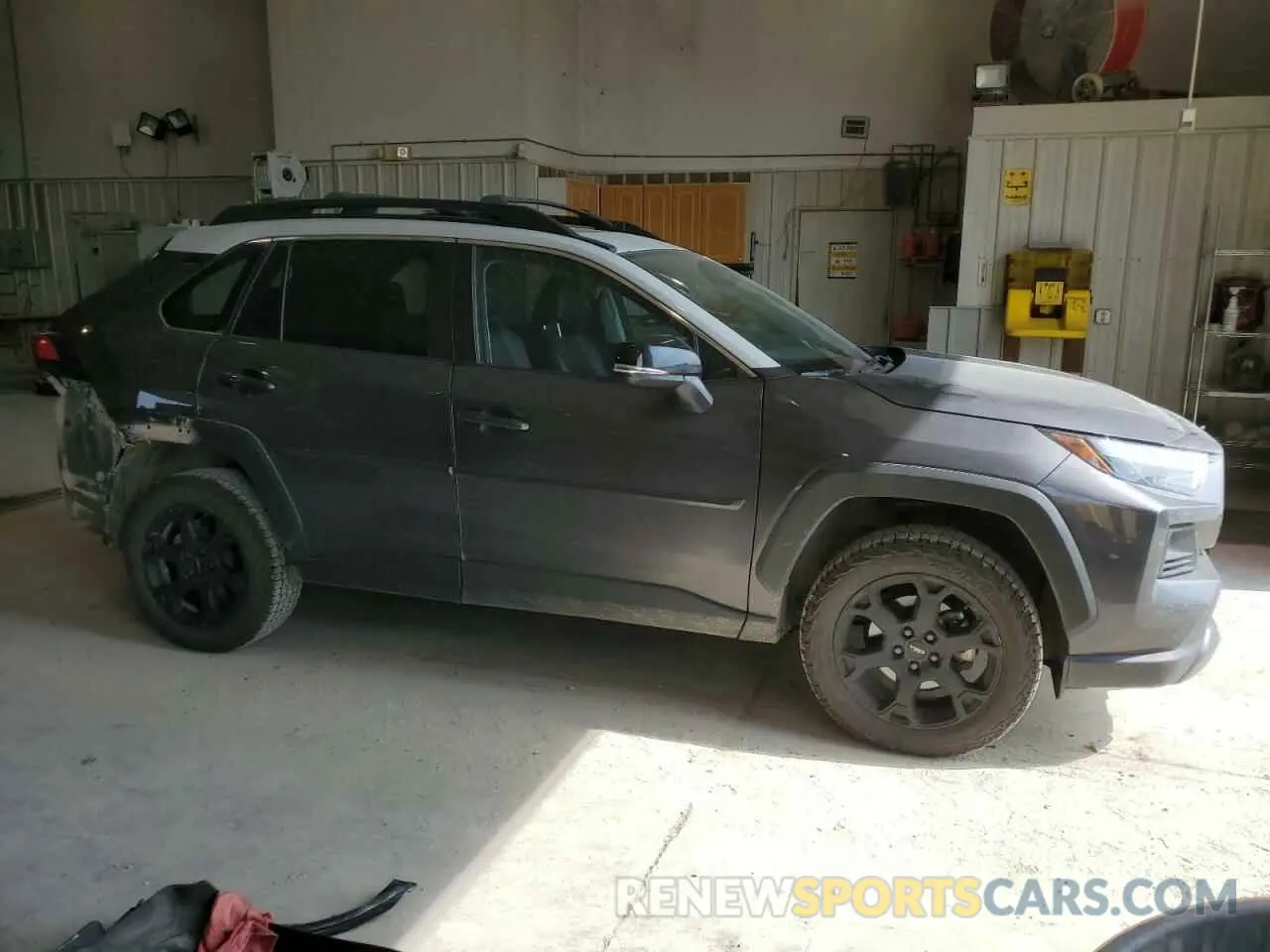 4 Photograph of a damaged car 2T3S1RFV4NW266430 TOYOTA RAV4 2022