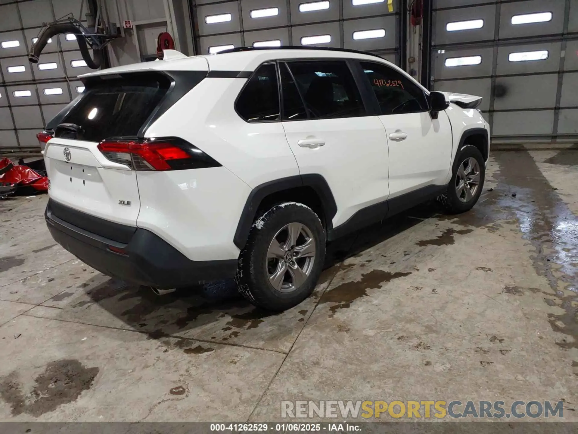4 Photograph of a damaged car 2T3W1RFV0NW202757 TOYOTA RAV4 2022