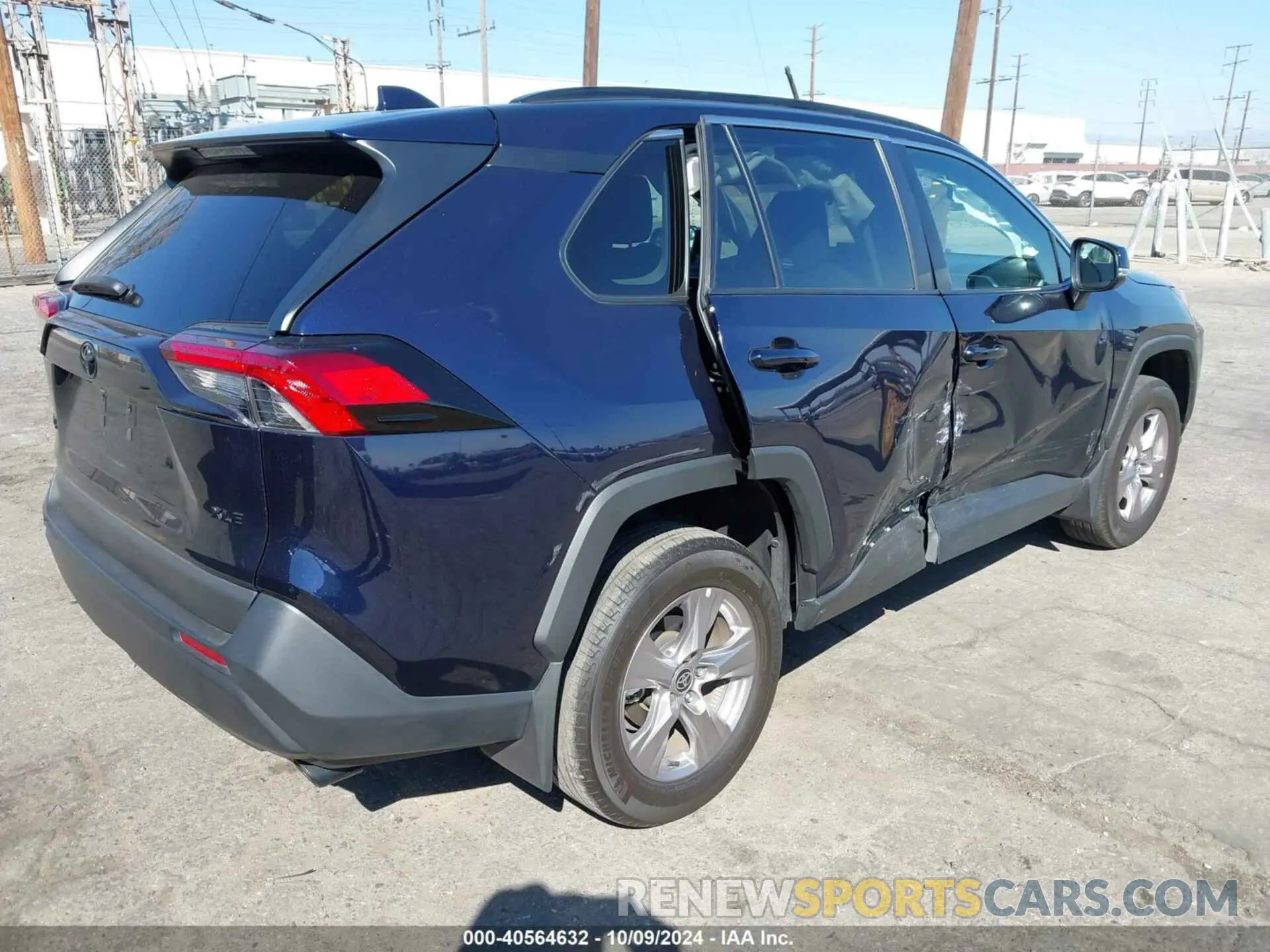 4 Photograph of a damaged car 2T3W1RFV0NW220305 TOYOTA RAV4 2022