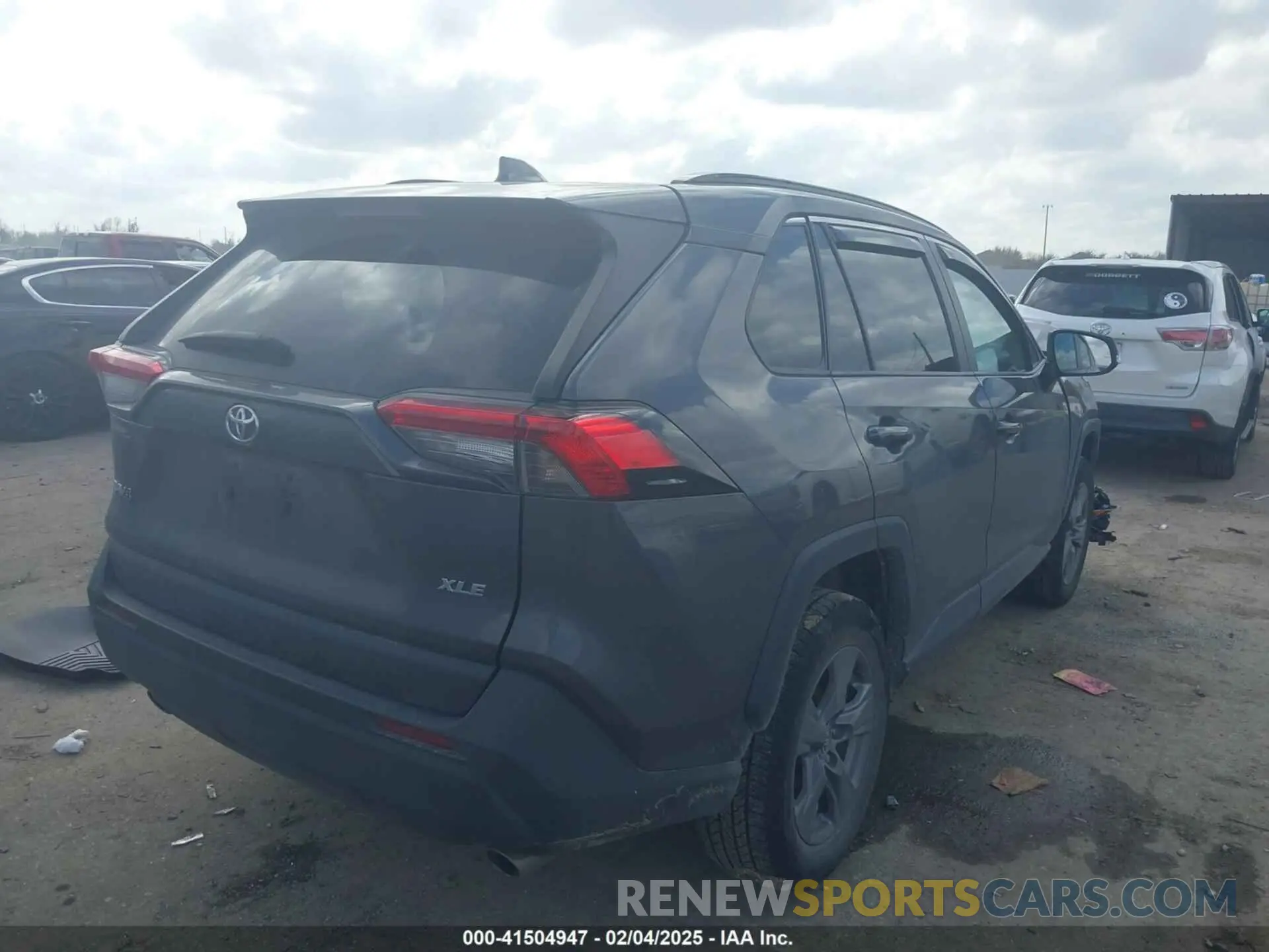 4 Photograph of a damaged car 2T3W1RFV1NW193728 TOYOTA RAV4 2022