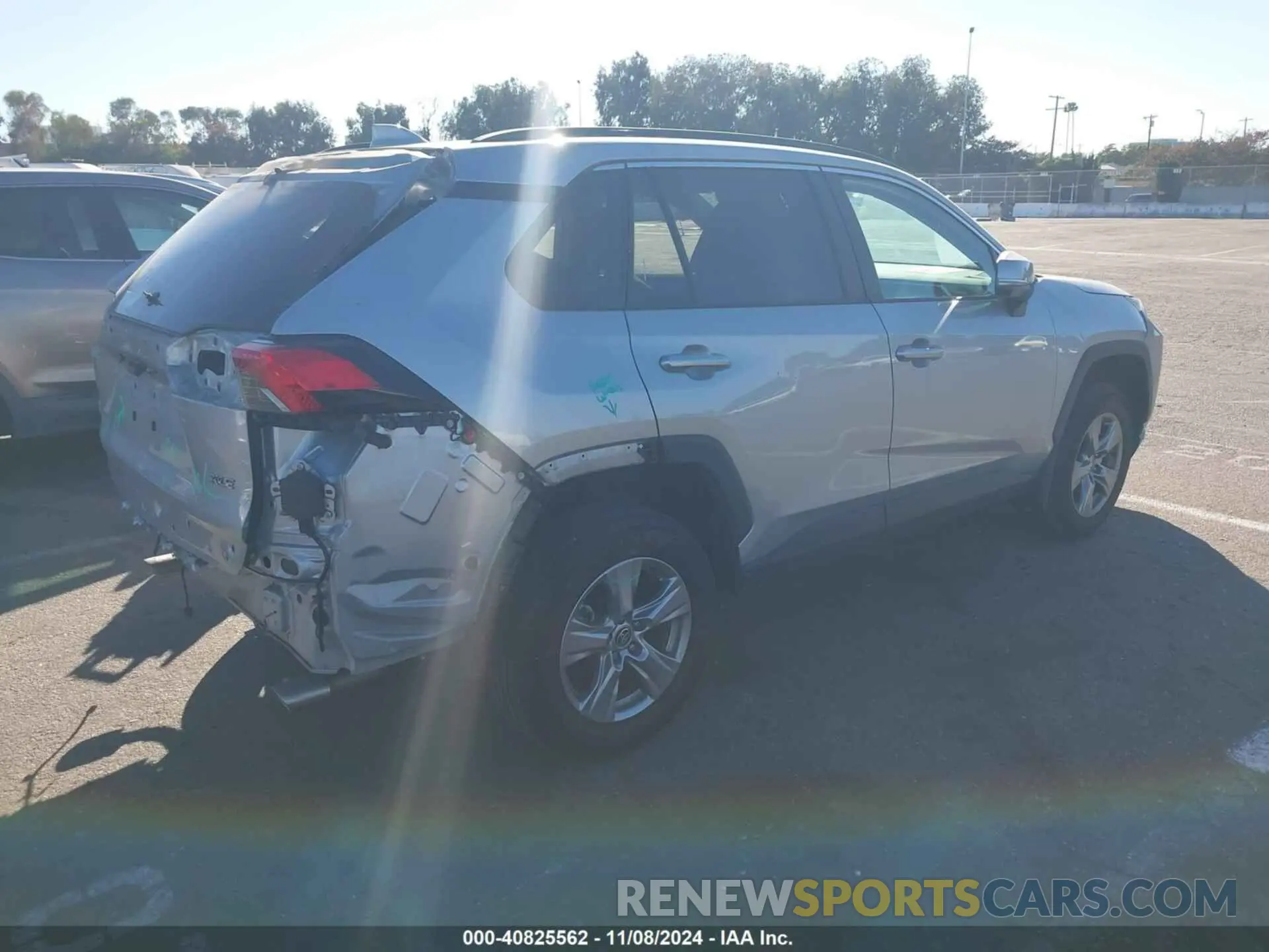 4 Photograph of a damaged car 2T3W1RFV1NW220121 TOYOTA RAV4 2022