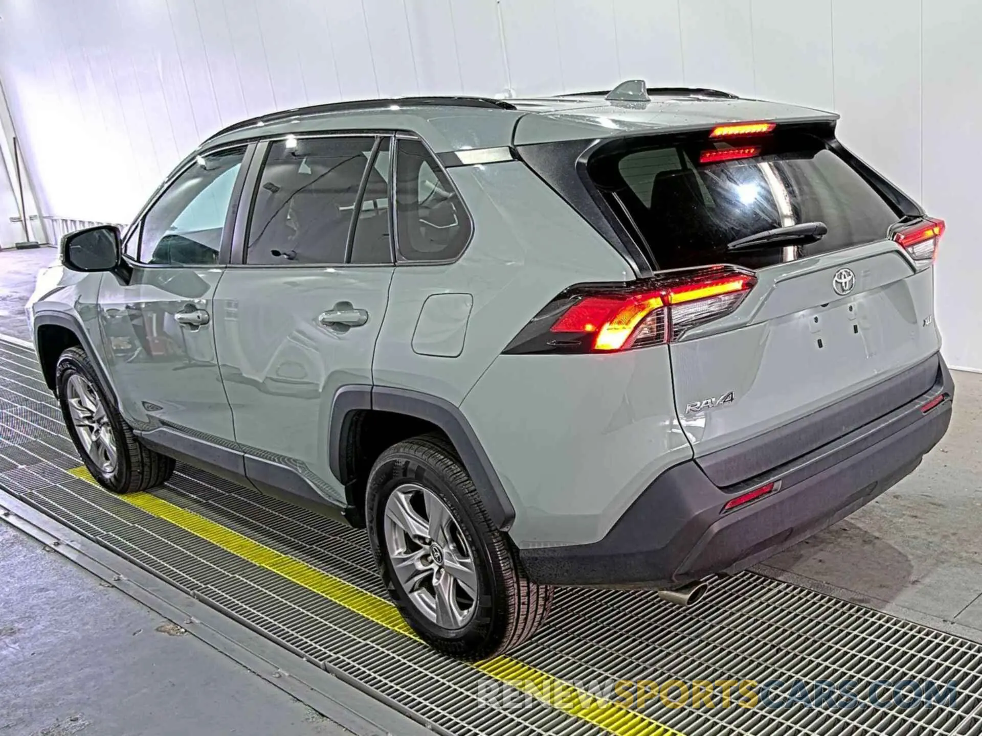 10 Photograph of a damaged car 2T3W1RFV2NW206826 TOYOTA RAV4 2022