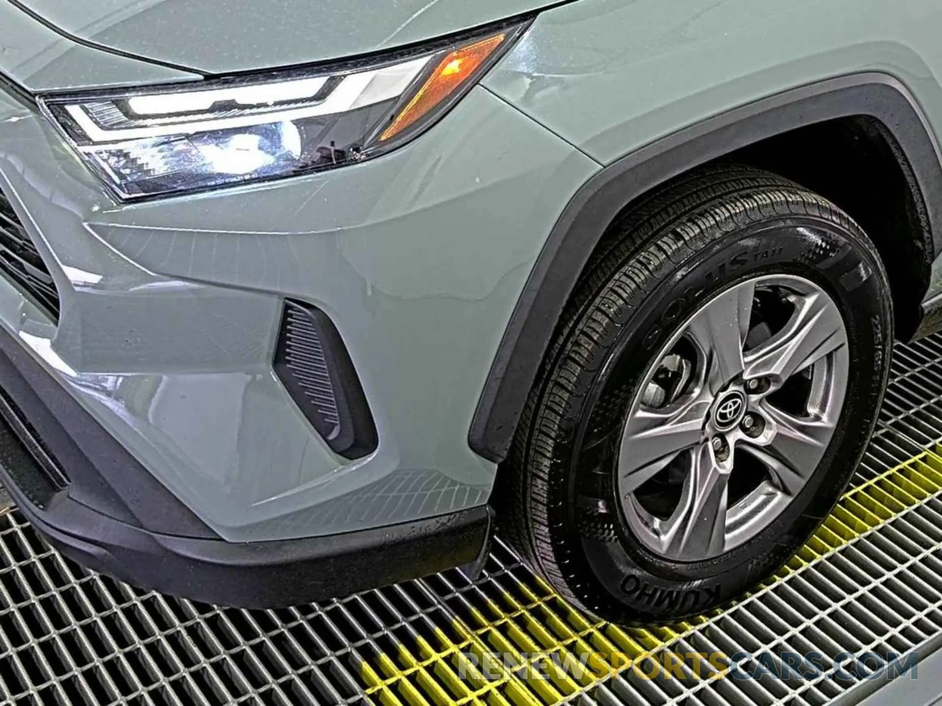 9 Photograph of a damaged car 2T3W1RFV2NW206826 TOYOTA RAV4 2022
