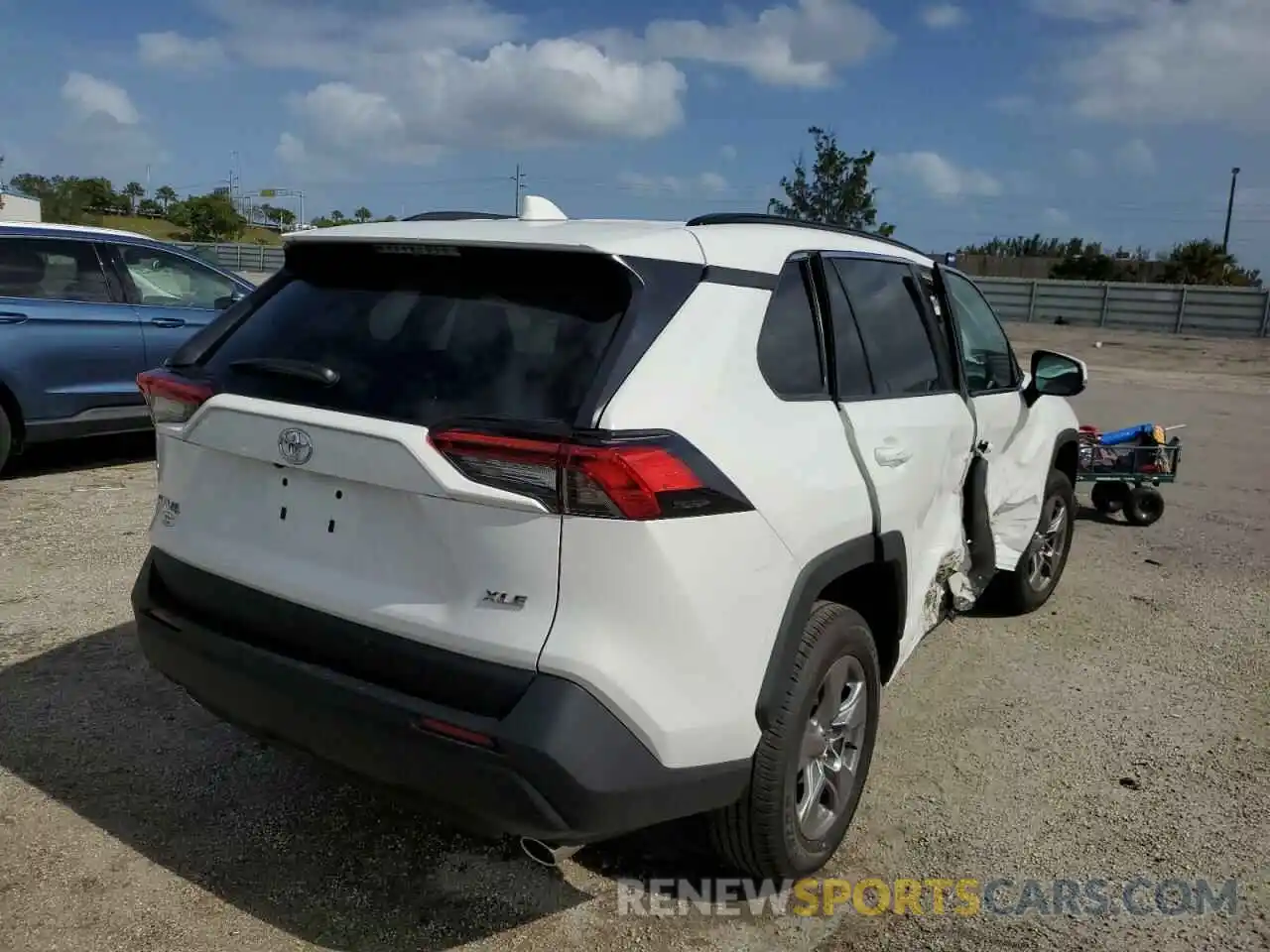 4 Photograph of a damaged car 2T3W1RFV4NC202732 TOYOTA RAV4 2022