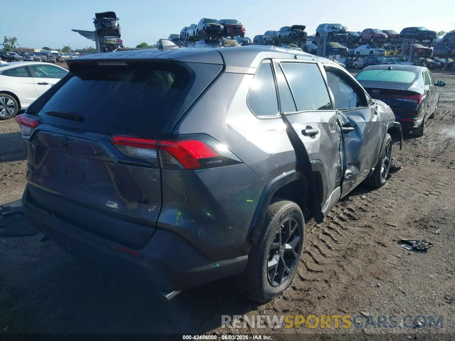 4 Photograph of a damaged car 2T3W1RFV4NW226334 TOYOTA RAV4 2022