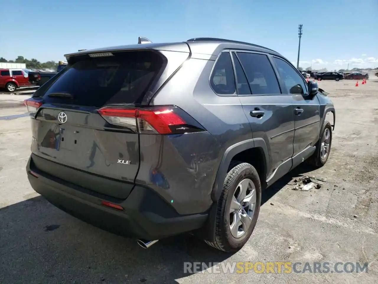 4 Photograph of a damaged car 2T3W1RFV5NC186282 TOYOTA RAV4 2022