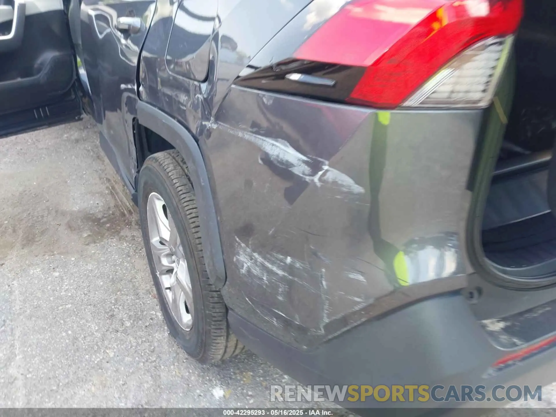 6 Photograph of a damaged car 2T3W1RFV5NW202544 TOYOTA RAV4 2022