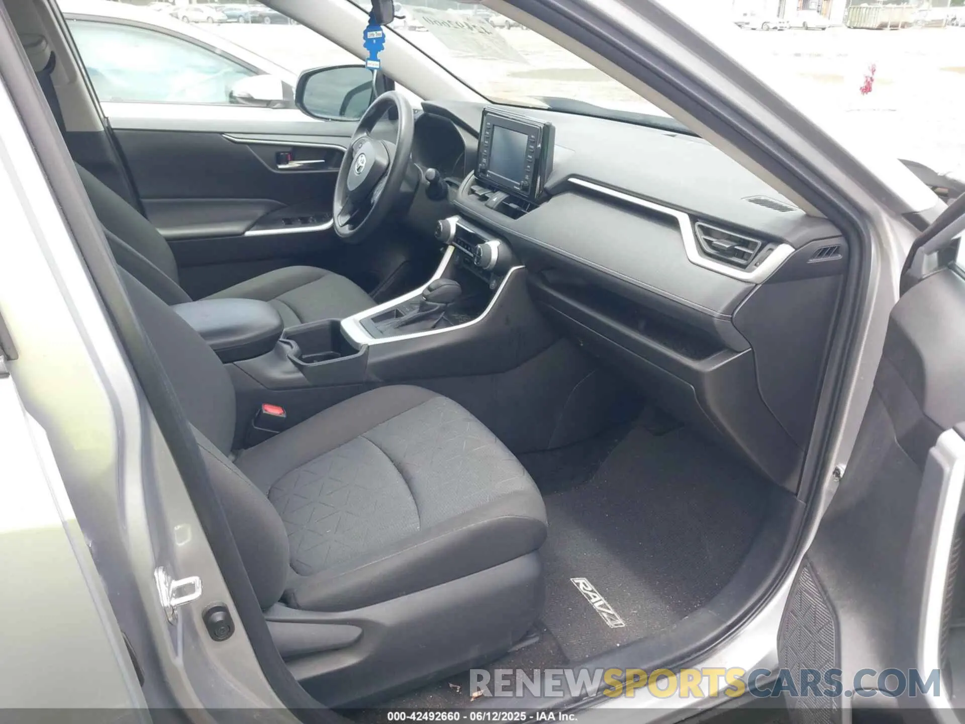 5 Photograph of a damaged car 2T3W1RFV6NC176814 TOYOTA RAV4 2022
