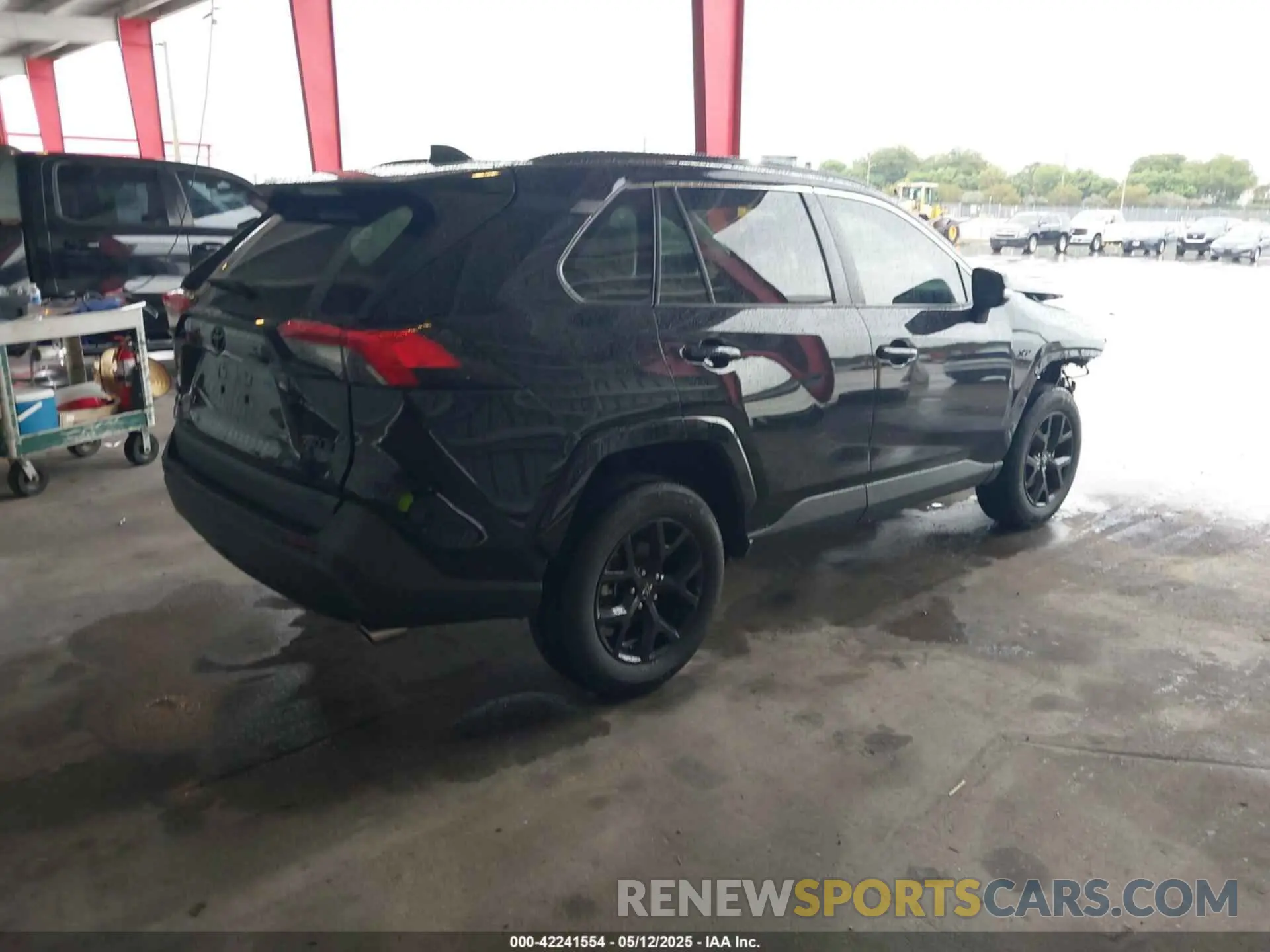 4 Photograph of a damaged car 2T3W1RFV7NC183125 TOYOTA RAV4 2022