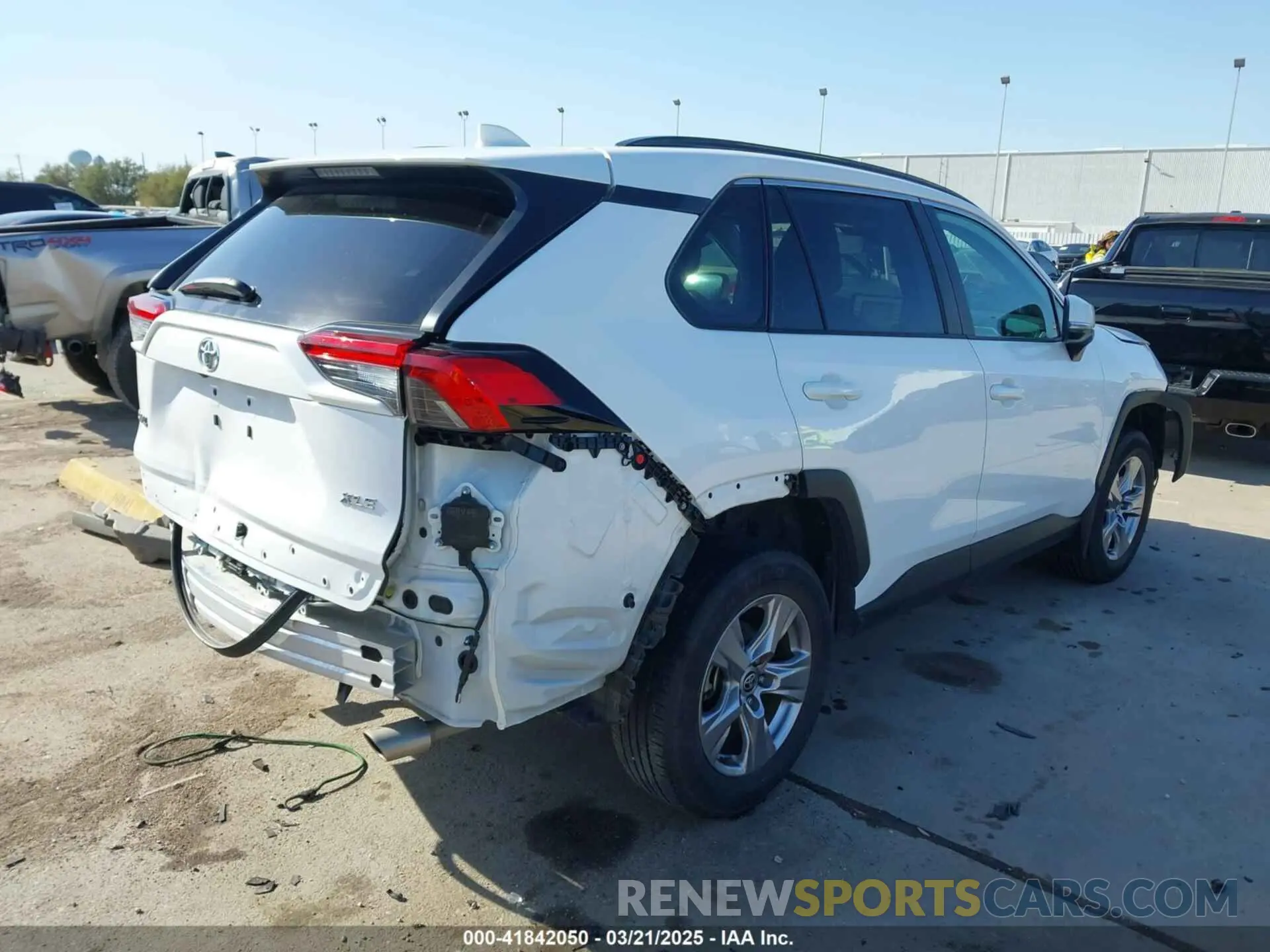 4 Photograph of a damaged car 2T3W1RFV7NC195971 TOYOTA RAV4 2022