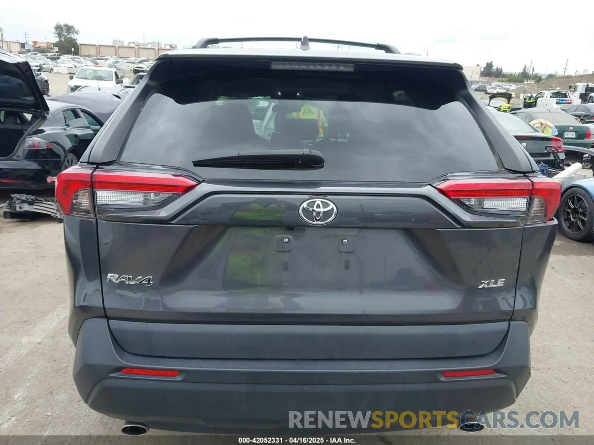 17 Photograph of a damaged car 2T3W1RFV8NW190406 TOYOTA RAV4 2022