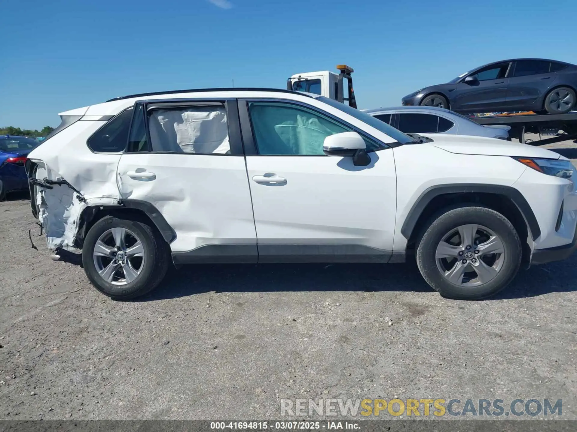 14 Photograph of a damaged car 2T3W1RFV8NW192785 TOYOTA RAV4 2022