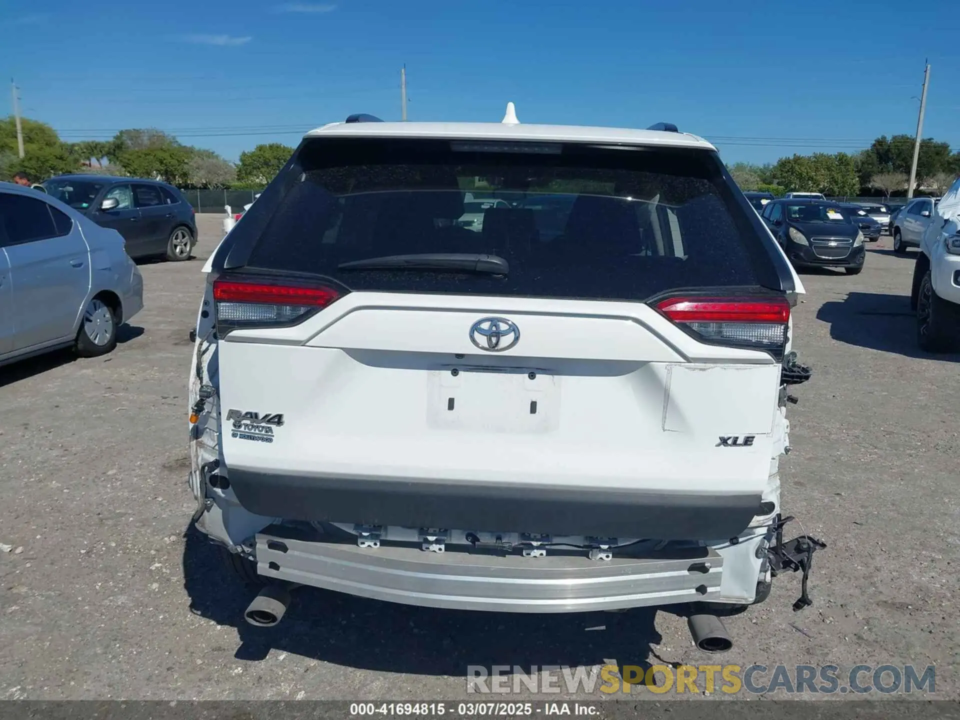 17 Photograph of a damaged car 2T3W1RFV8NW192785 TOYOTA RAV4 2022