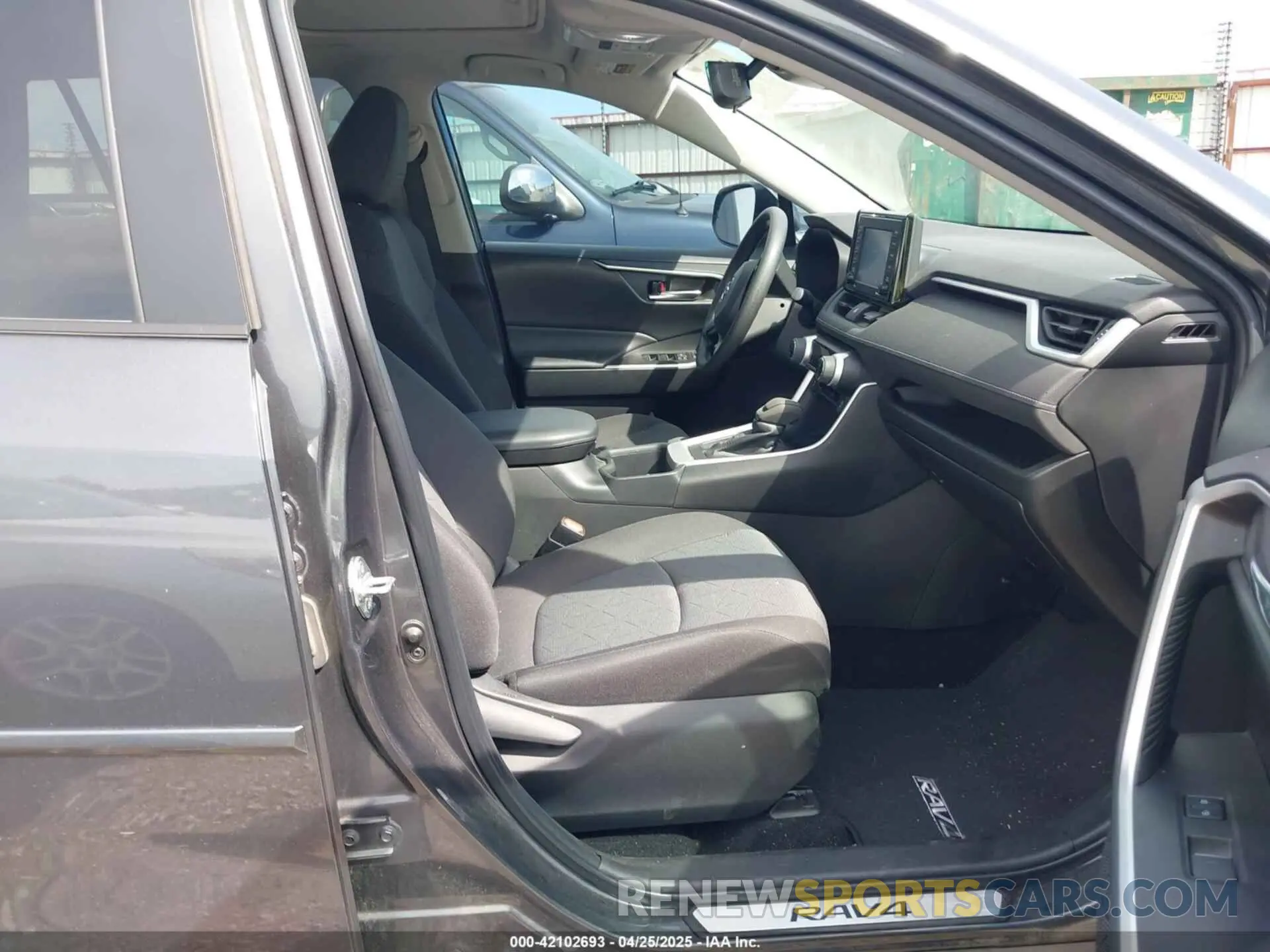 5 Photograph of a damaged car 2T3W1RFV8NW219550 TOYOTA RAV4 2022