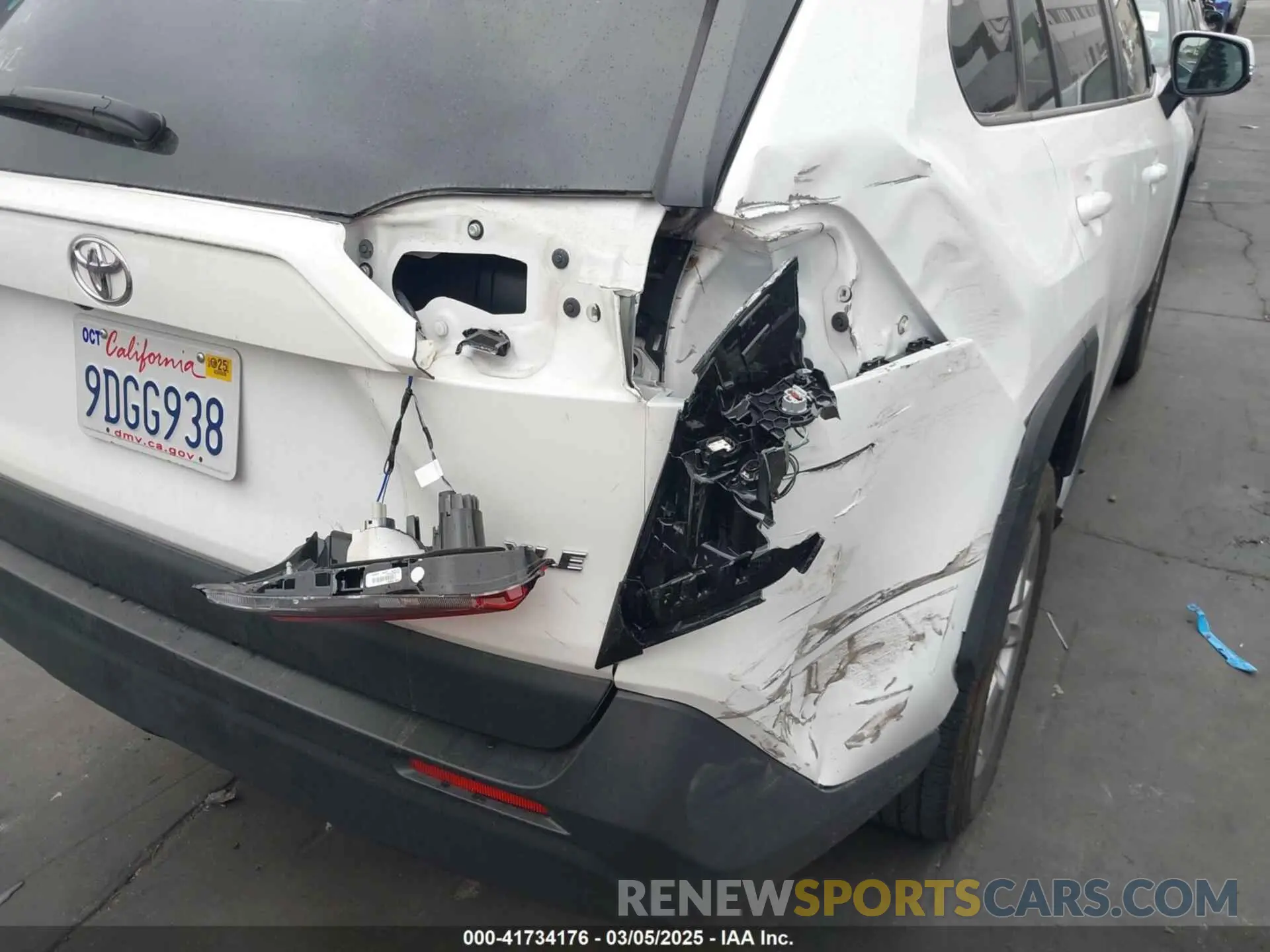 12 Photograph of a damaged car 2T3W1RFV8NW225543 TOYOTA RAV4 2022
