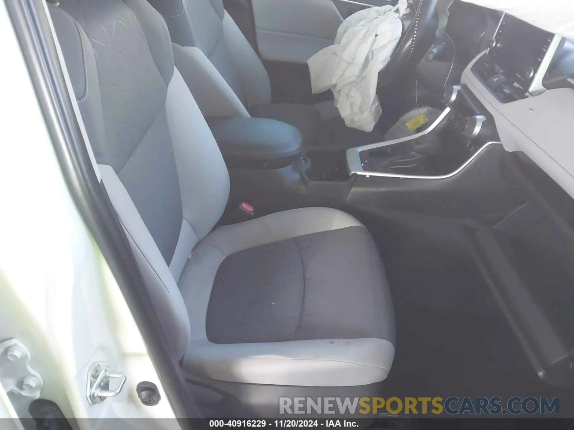5 Photograph of a damaged car 2T3W1RFV9NC210258 TOYOTA RAV4 2022