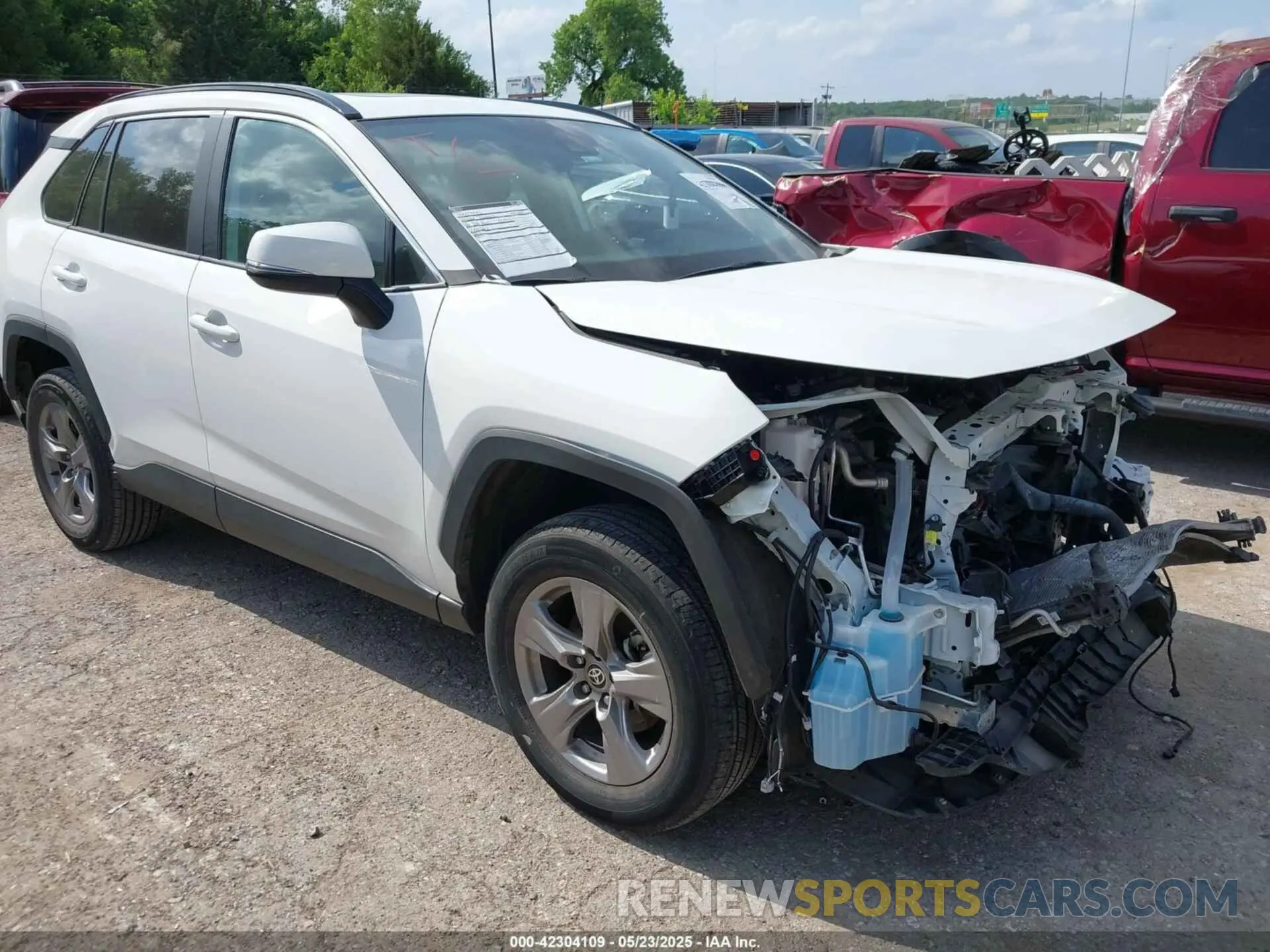 1 Photograph of a damaged car 2T3W1RFV9NW192813 TOYOTA RAV4 2022