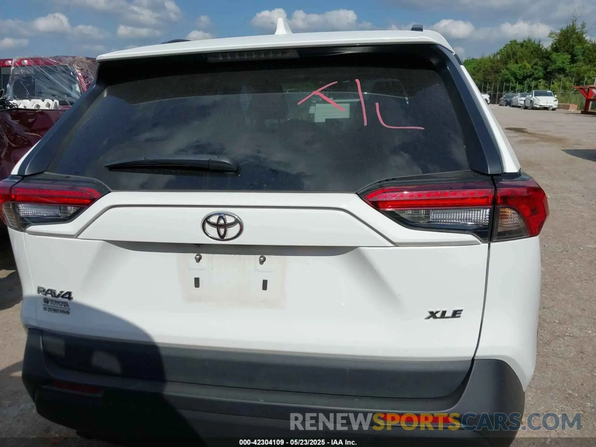 17 Photograph of a damaged car 2T3W1RFV9NW192813 TOYOTA RAV4 2022