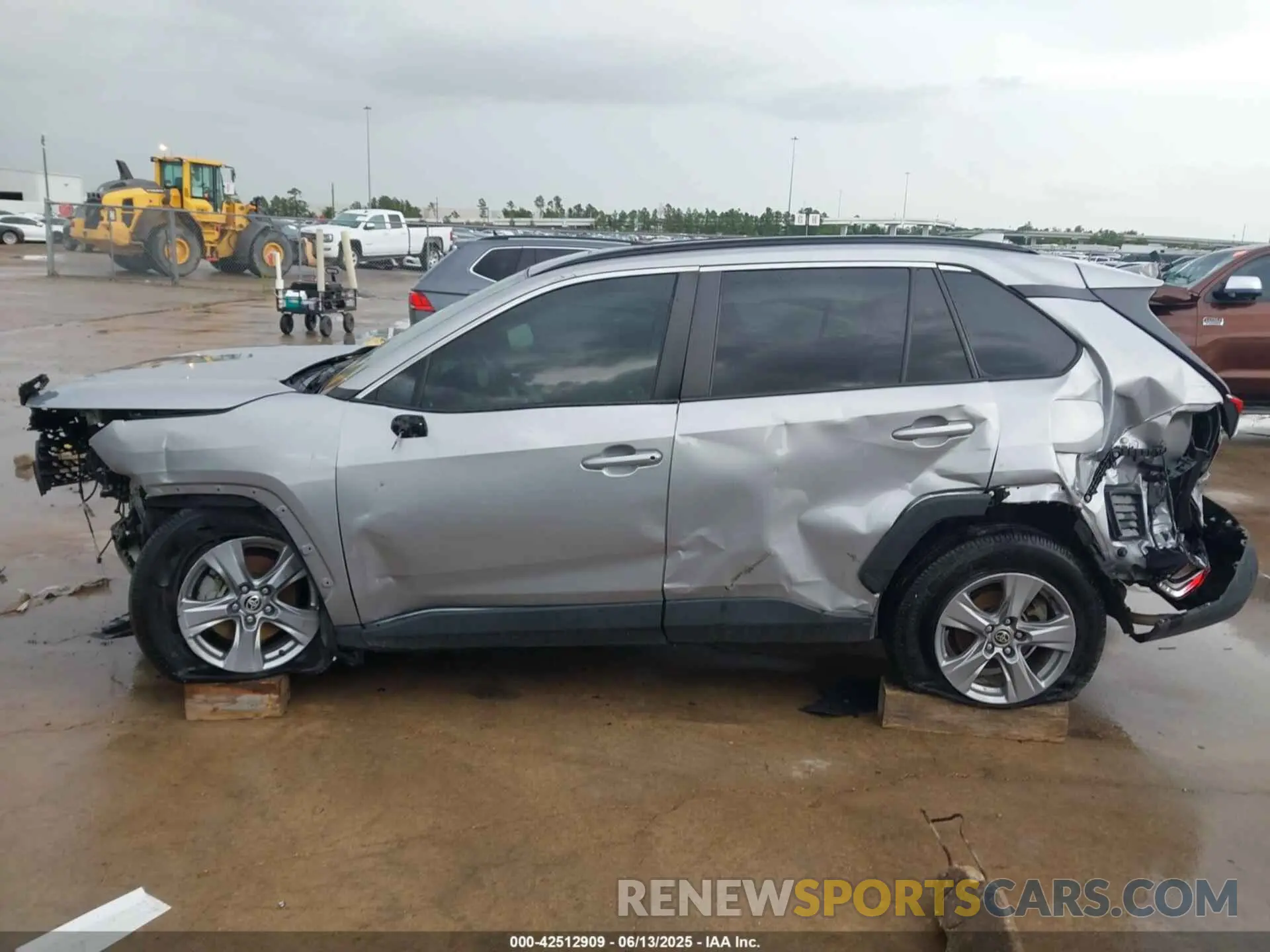 14 Photograph of a damaged car 2T3W1RFVINC173321 TOYOTA RAV4 2022