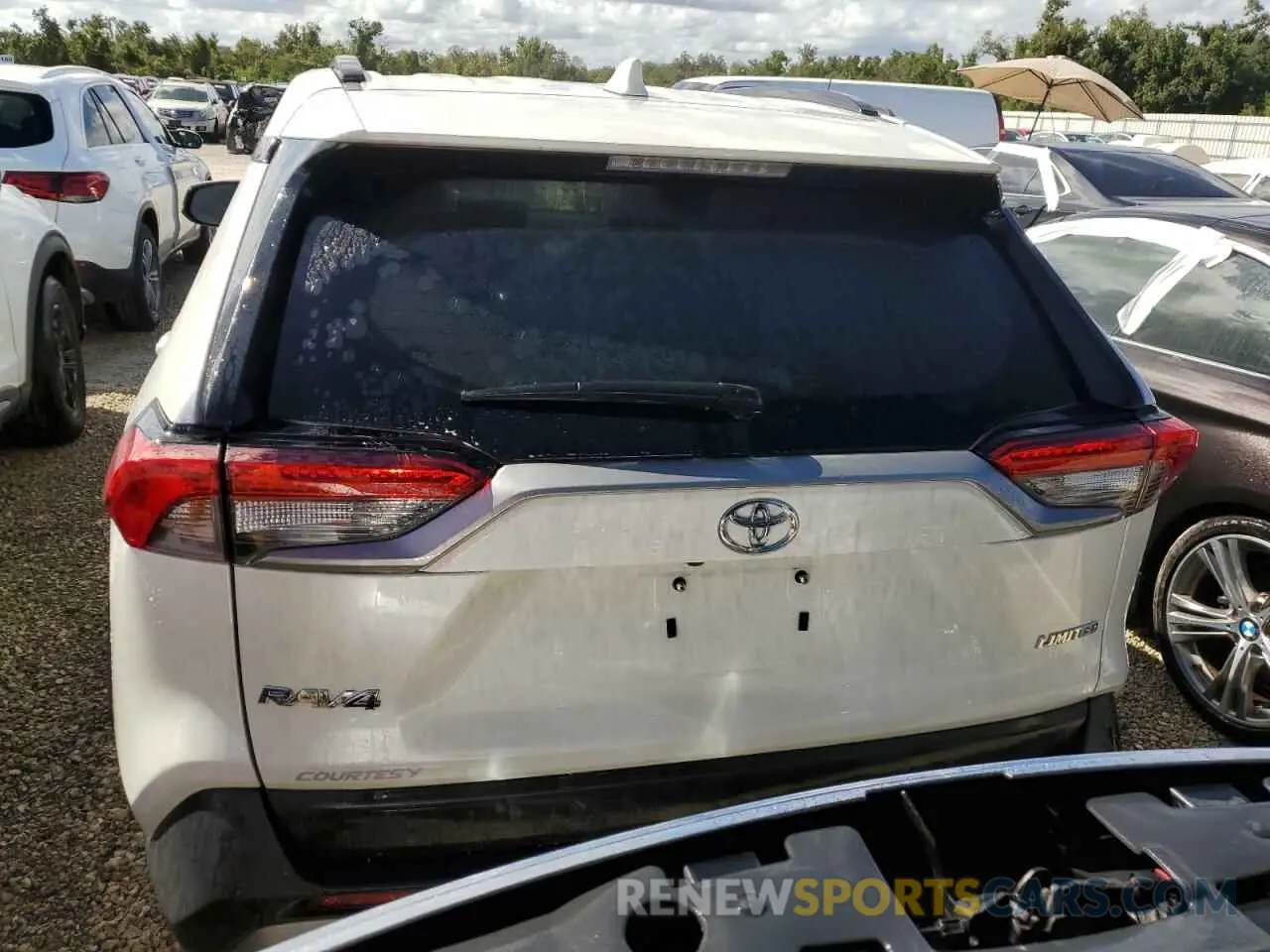 6 Photograph of a damaged car 2T3Y1RFV4NW192632 TOYOTA RAV4 2022