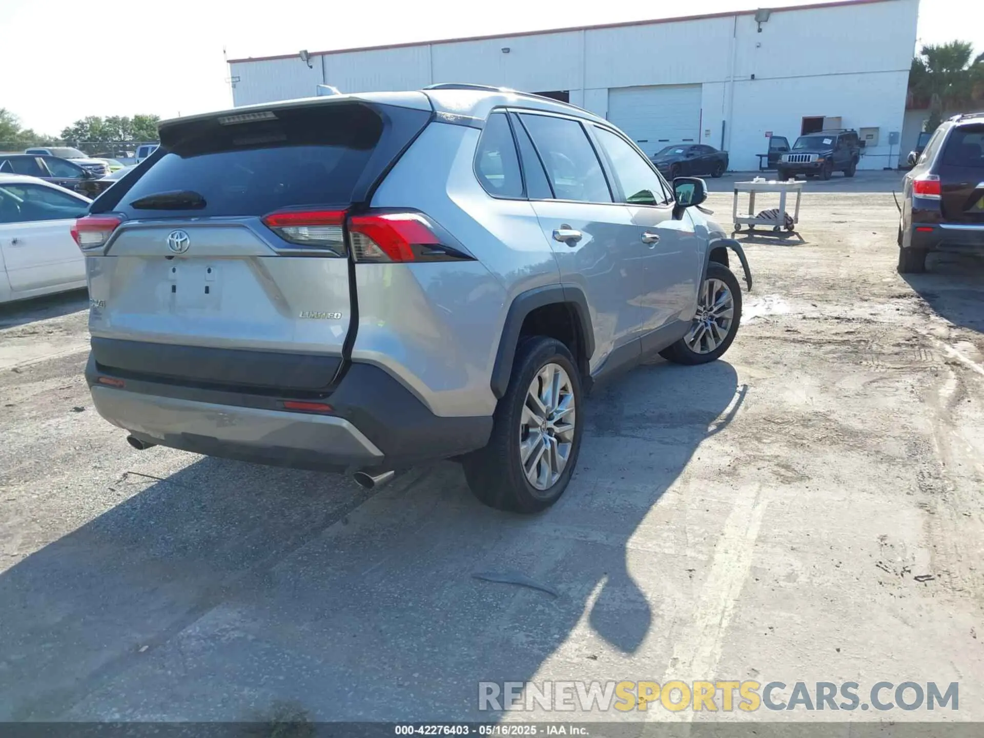4 Photograph of a damaged car 2T3Y1RFV9NC190179 TOYOTA RAV4 2022