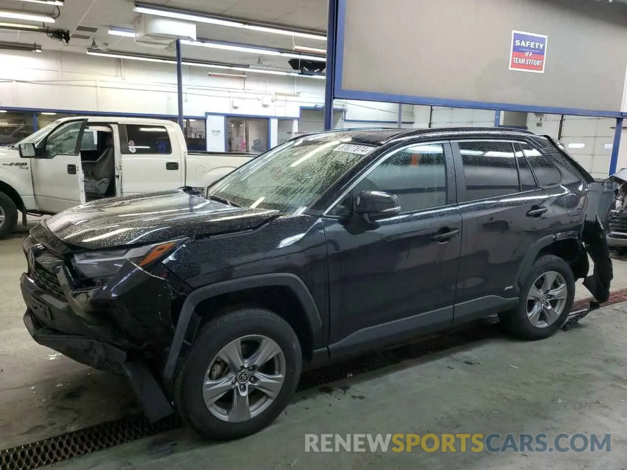 1 Photograph of a damaged car 4T3RWRFV3NU077980 TOYOTA RAV4 2022