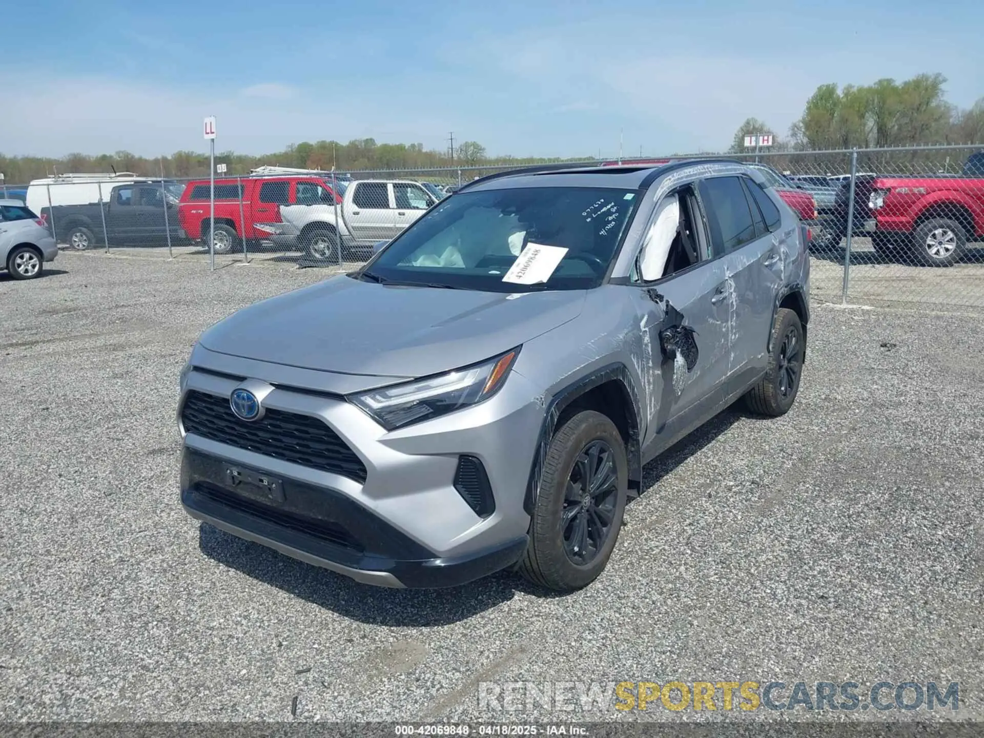 2 Photograph of a damaged car 4T3T6RFV6NU077638 TOYOTA RAV4 2022