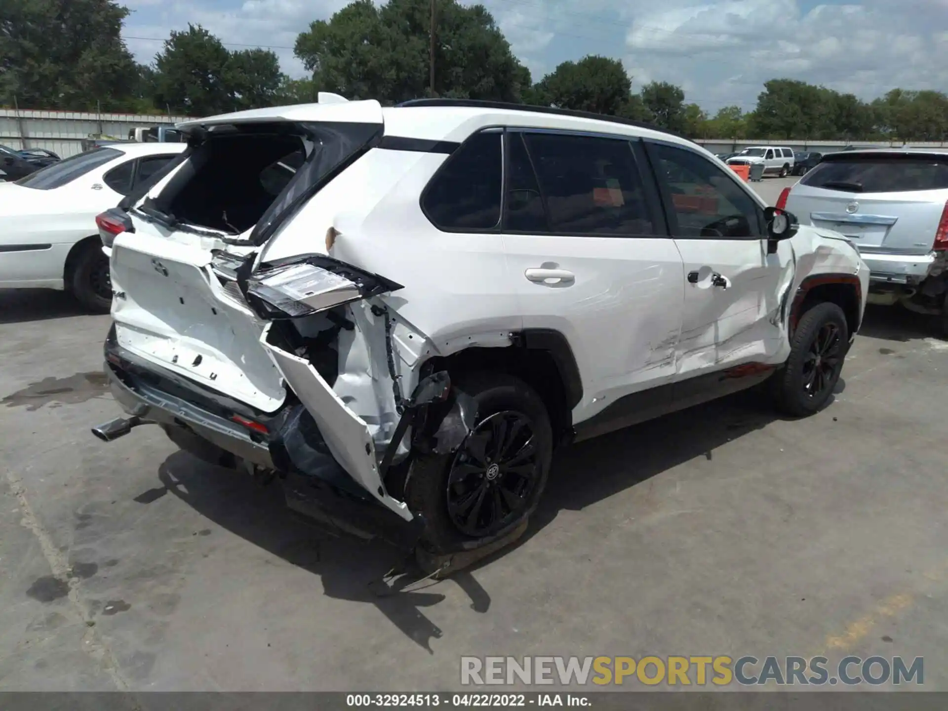 4 Photograph of a damaged car JTM16RFV6NJ016215 TOYOTA RAV4 2022