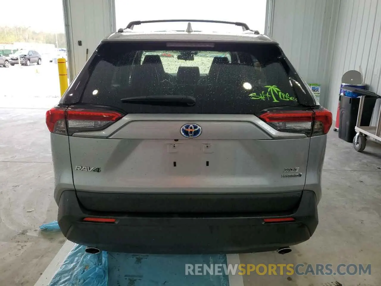 6 Photograph of a damaged car JTMB6RFV0ND052324 TOYOTA RAV4 2022
