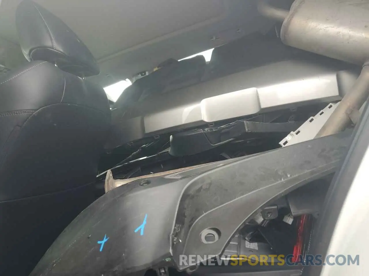 11 Photograph of a damaged car JTMD6RFV6NJ016972 TOYOTA RAV4 2022