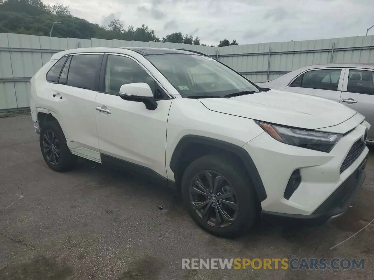 4 Photograph of a damaged car JTMD6RFV6NJ016972 TOYOTA RAV4 2022