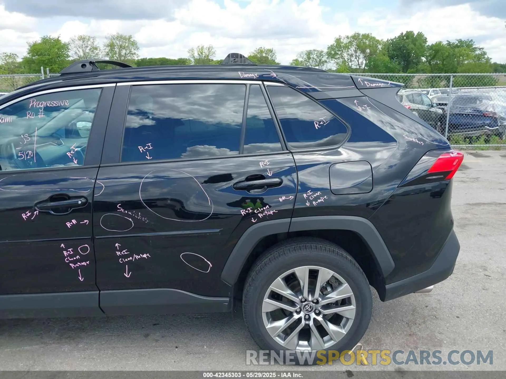 17 Photograph of a damaged car 2T3A1RFVXPC350896 TOYOTA RAV4 2023