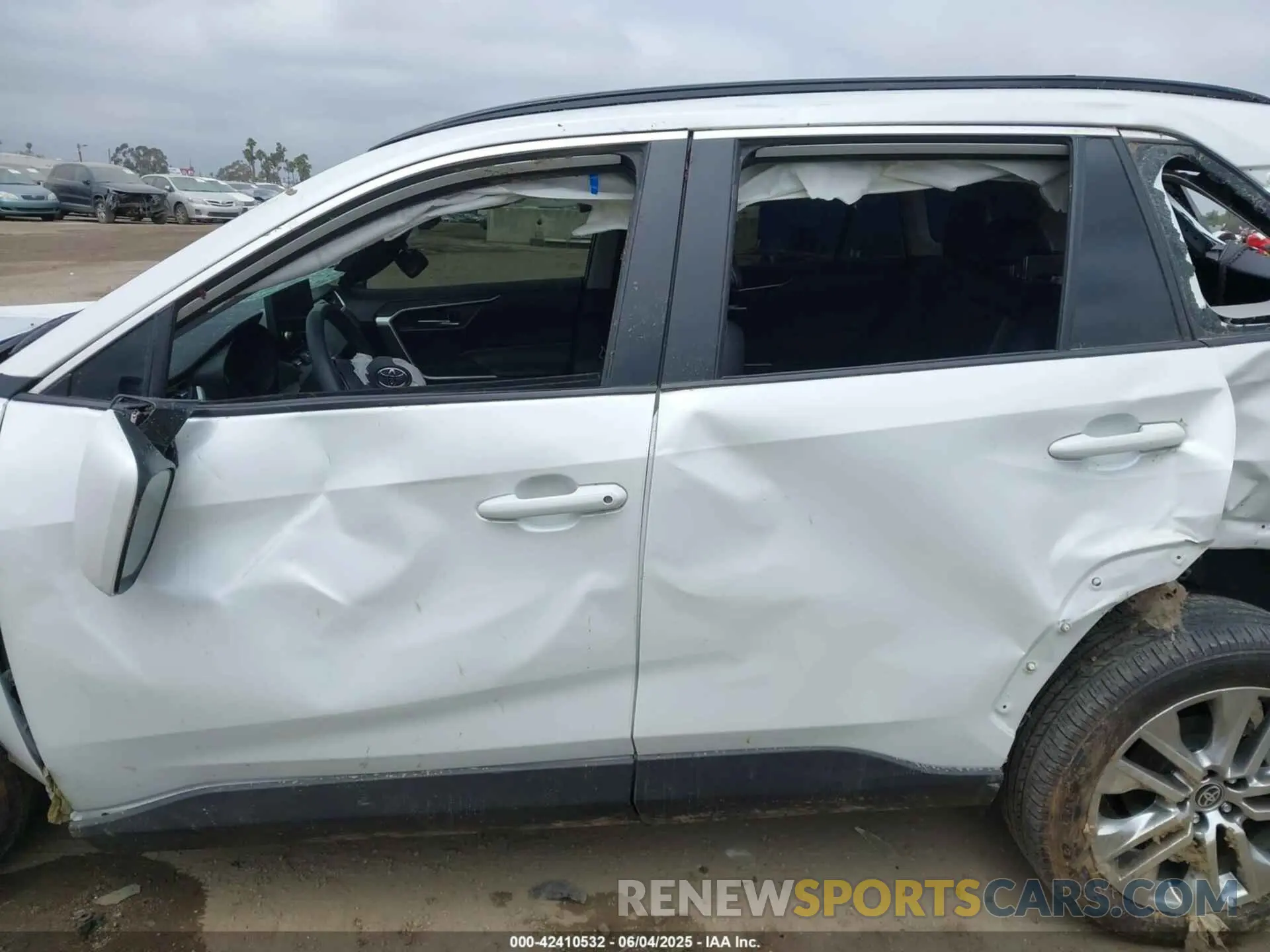 14 Photograph of a damaged car 2T3C1RFV4PW295885 TOYOTA RAV4 2023