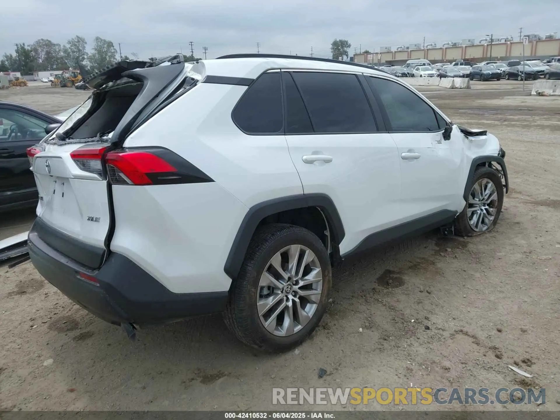 4 Photograph of a damaged car 2T3C1RFV4PW295885 TOYOTA RAV4 2023