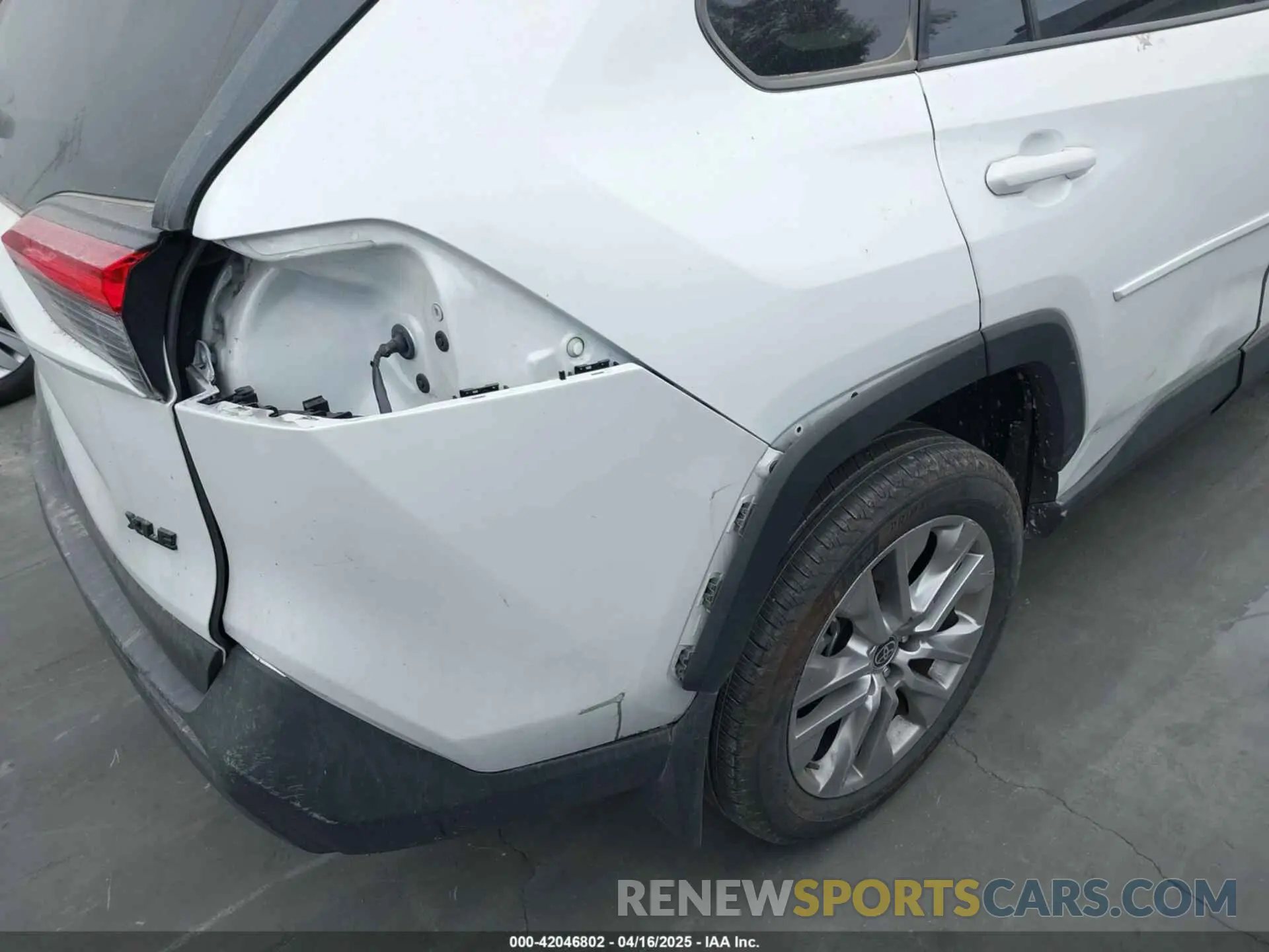 12 Photograph of a damaged car 2T3C1RFV5PW281350 TOYOTA RAV4 2023
