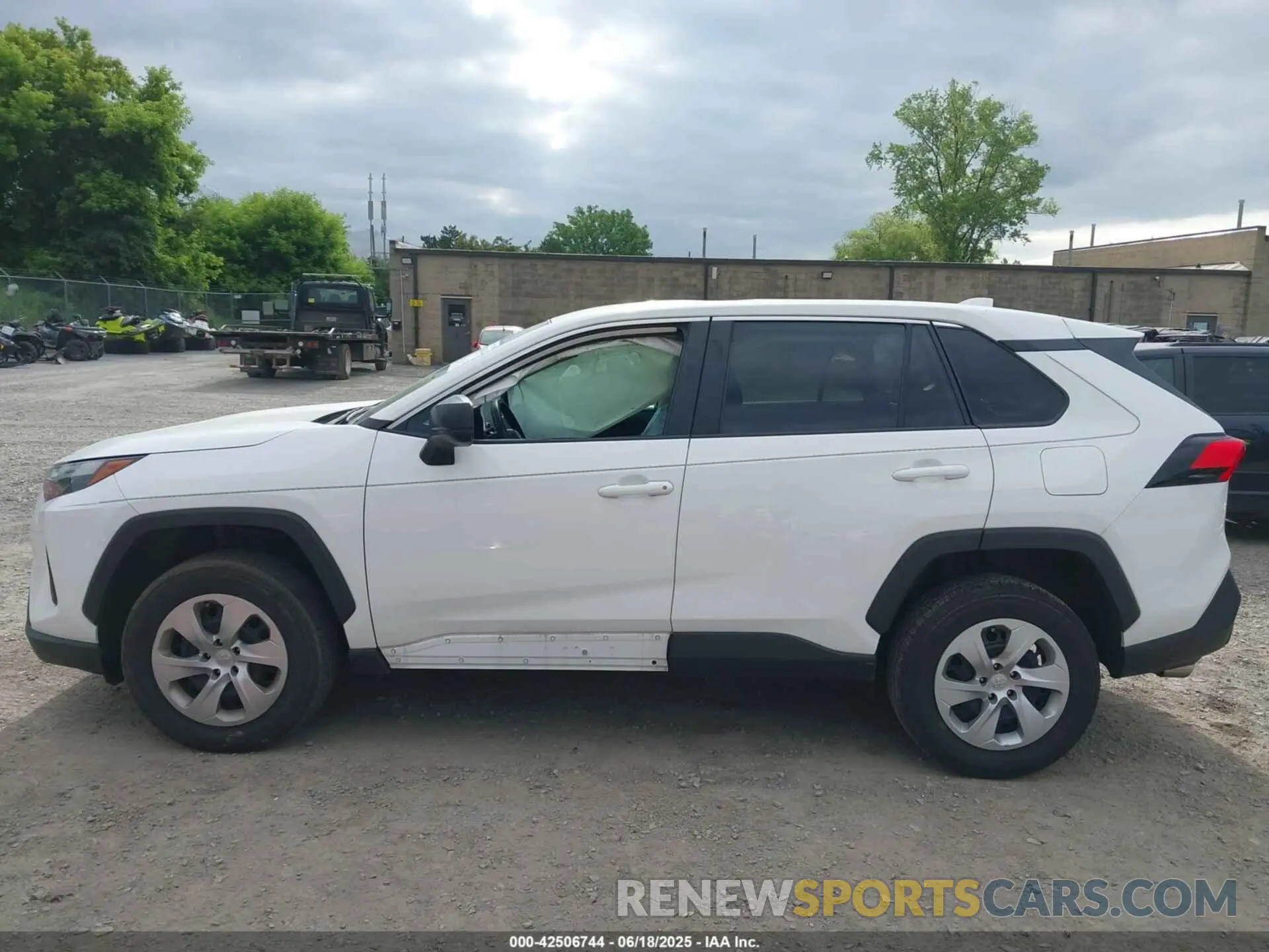 15 Photograph of a damaged car 2T3F1RFV1PW350337 TOYOTA RAV4 2023