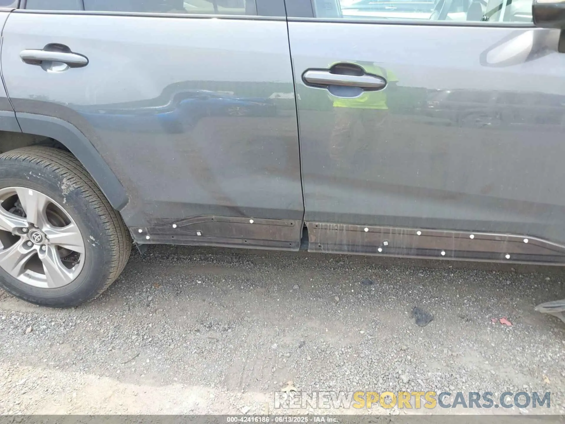 18 Photograph of a damaged car 2T3P1RFV5PC369009 TOYOTA RAV4 2023