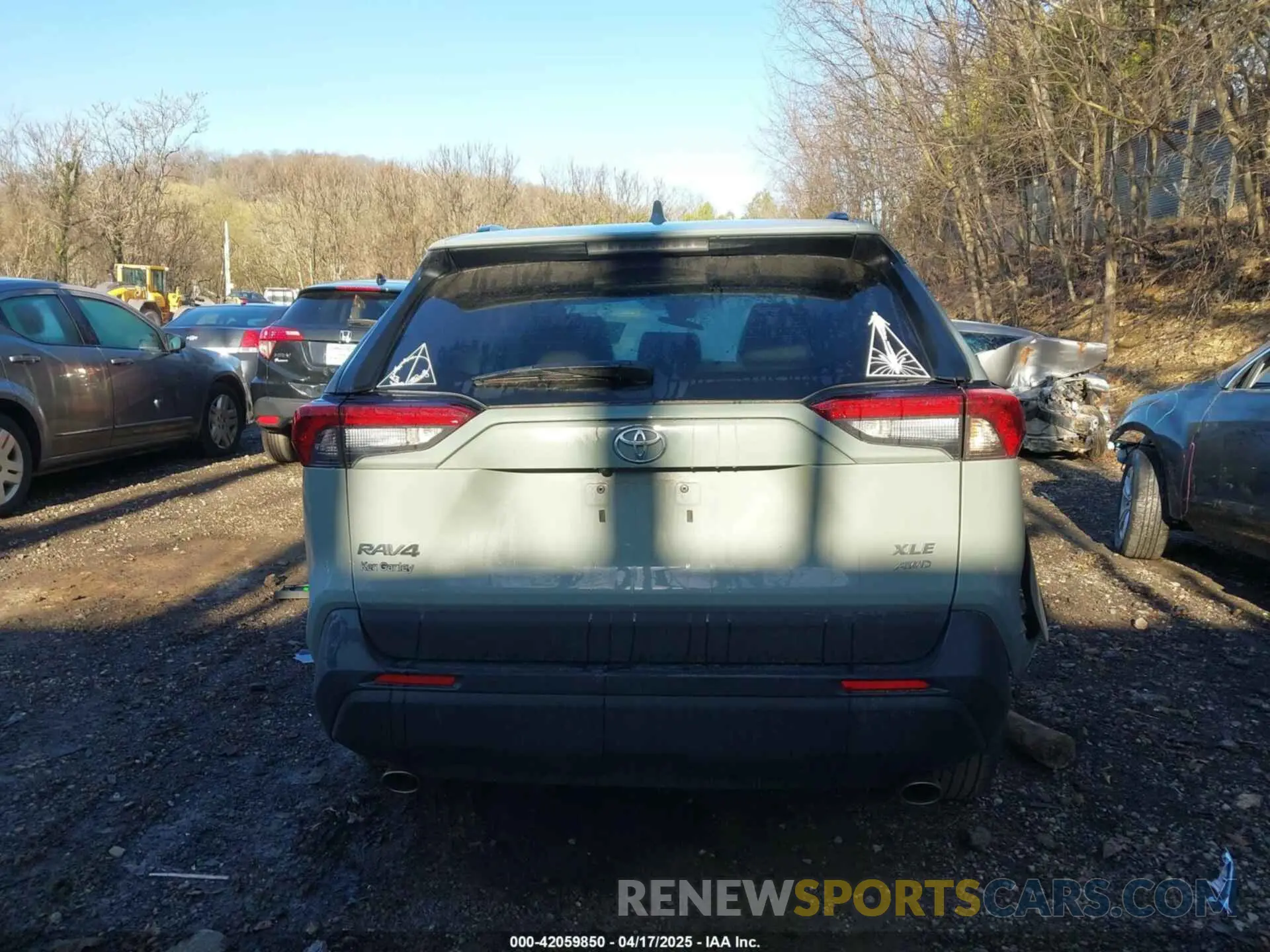 17 Photograph of a damaged car 2T3P1RFV8PW402471 TOYOTA RAV4 2023