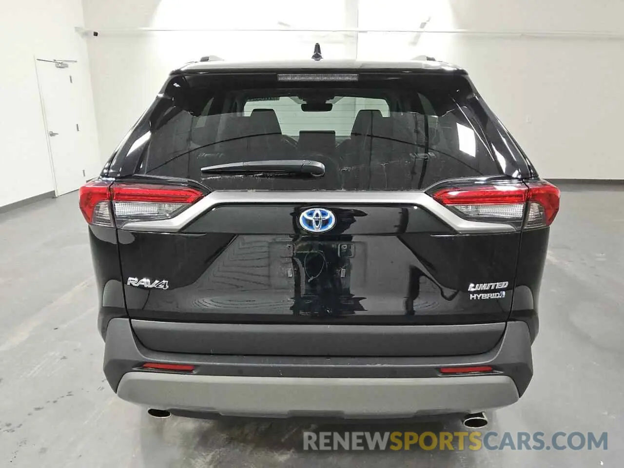 6 Photograph of a damaged car 4T3D6RFV2PU121058 TOYOTA RAV4 2023